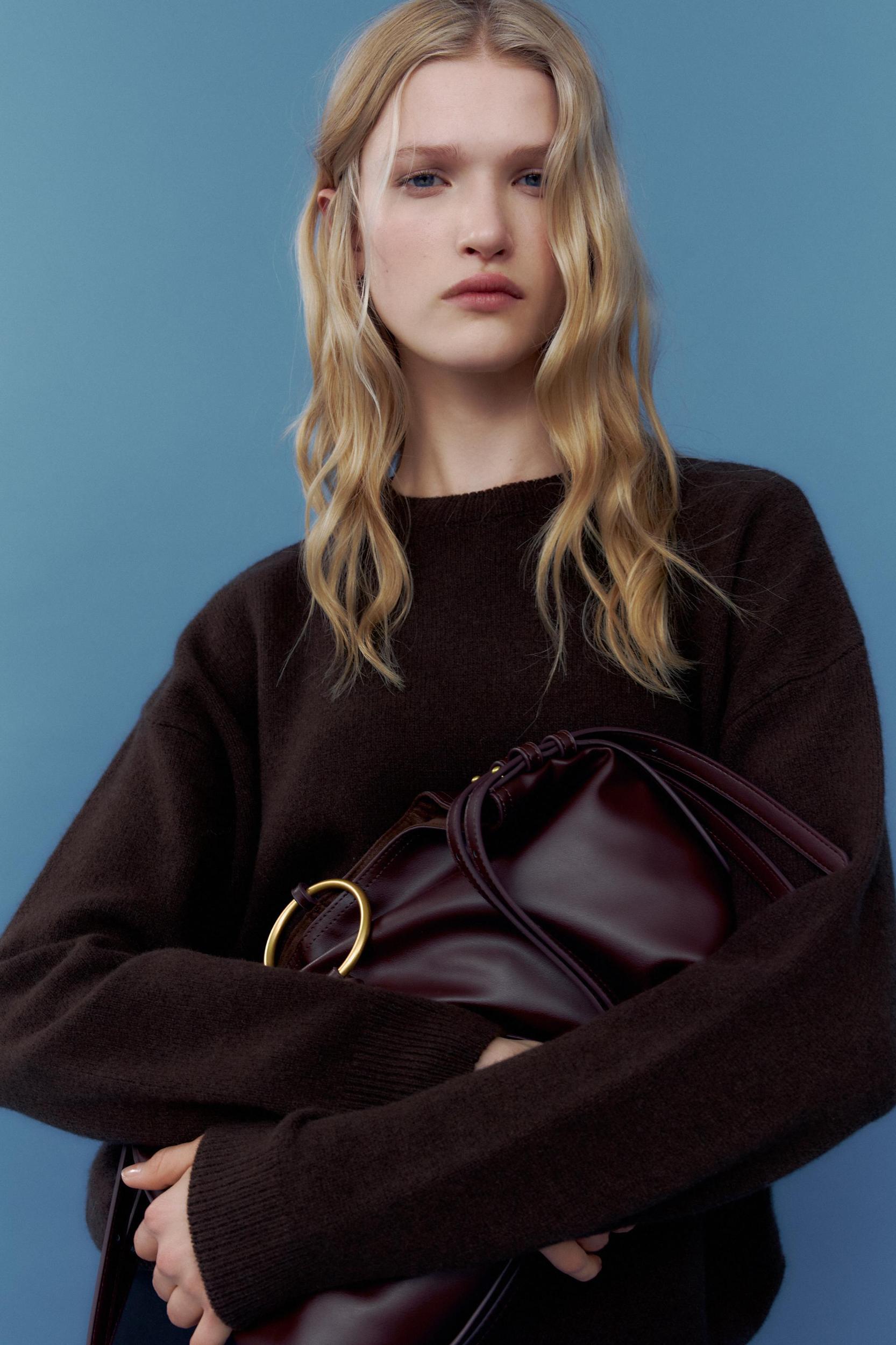 METAL DETAIL SHOULDER BUCKET BAG Product Image