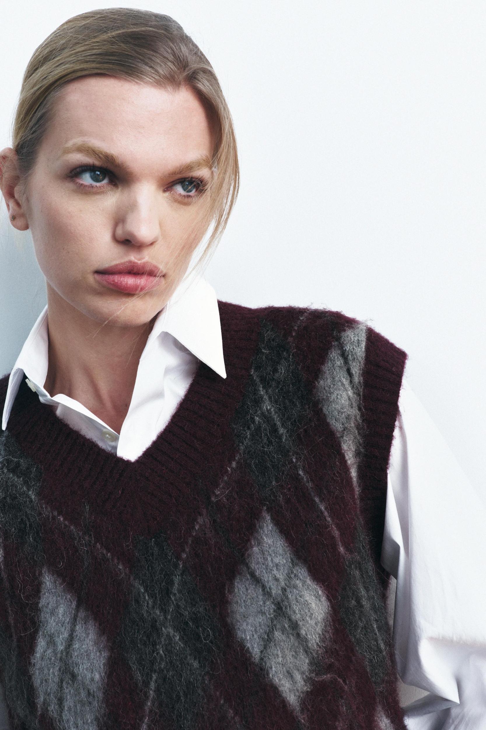 ARGYLE KNIT SWEATER VEST Product Image