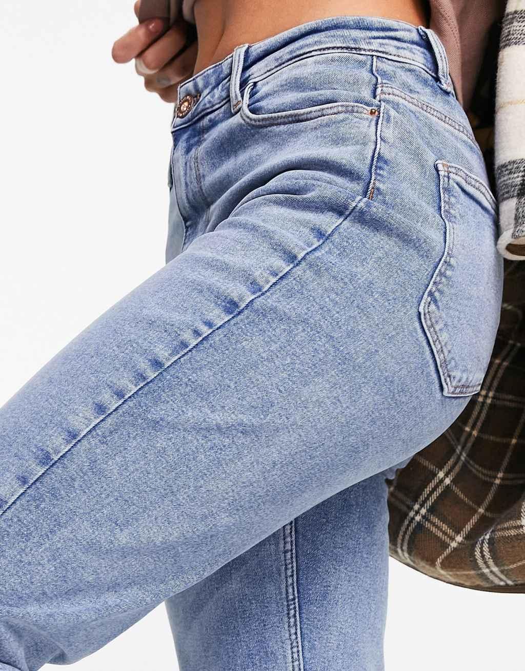 Pieces Kesia high waisted Mom jeans in bleach wash Product Image