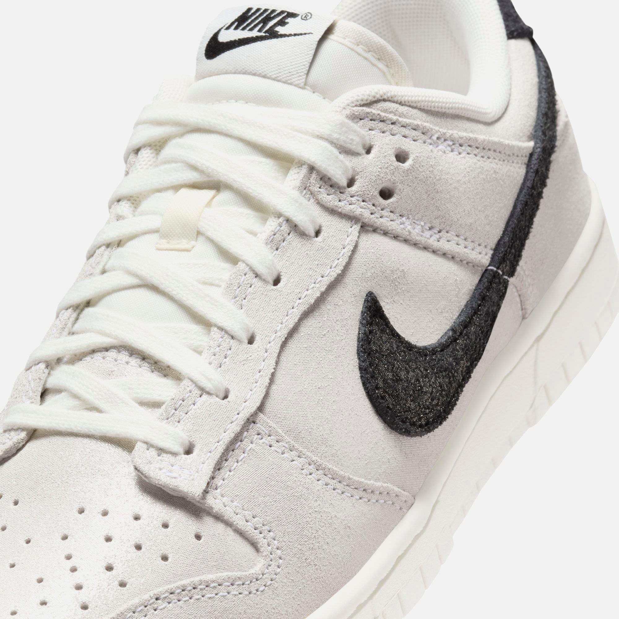 Nike Womens Dunk Low SE Shoes | HQ3502-100 Product Image
