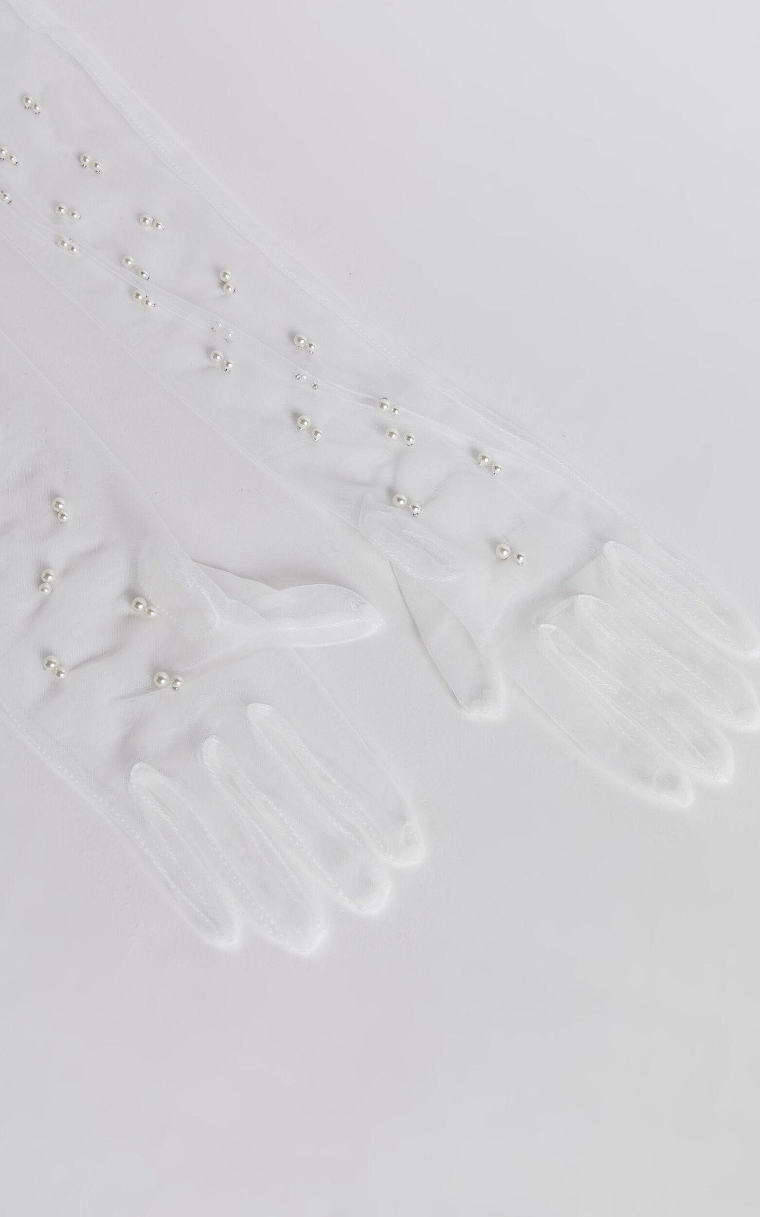Ceceilla Pearl Gloves in White Product Image