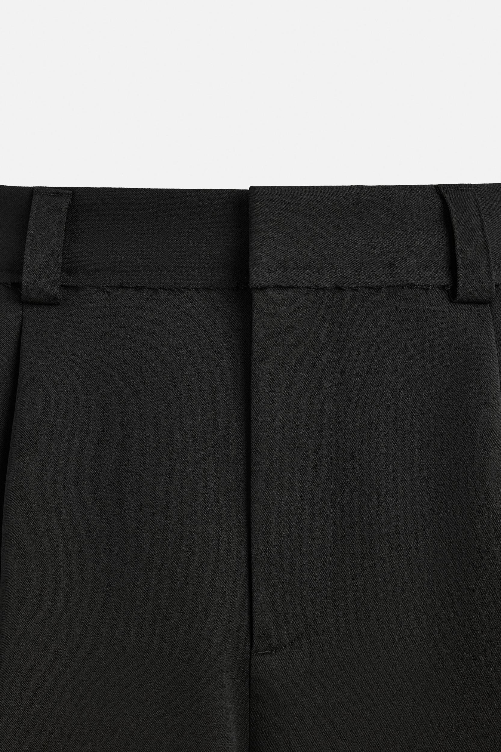 TEXTURED PLEATED SHORTS Product Image
