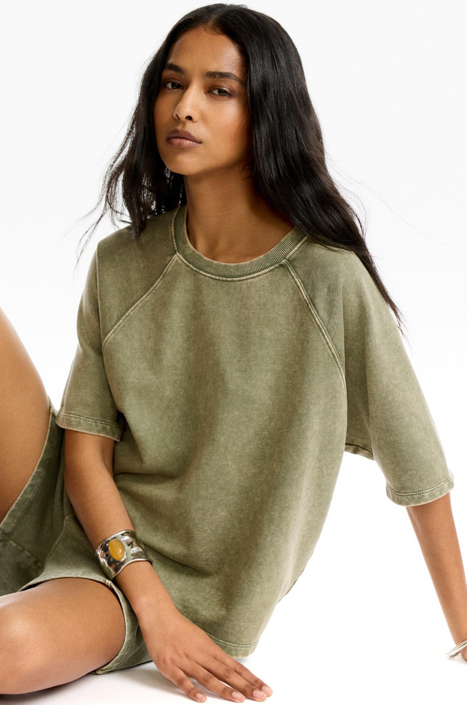 Short raglan sleeve sweatshirt Product Image