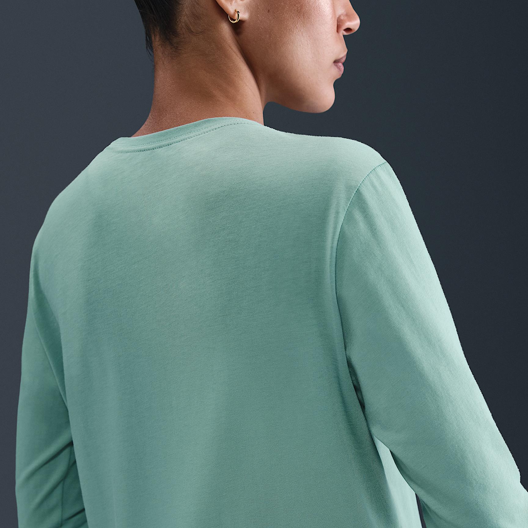 Nike Sportswear Club Women's Long-Sleeve T-Shirt Product Image