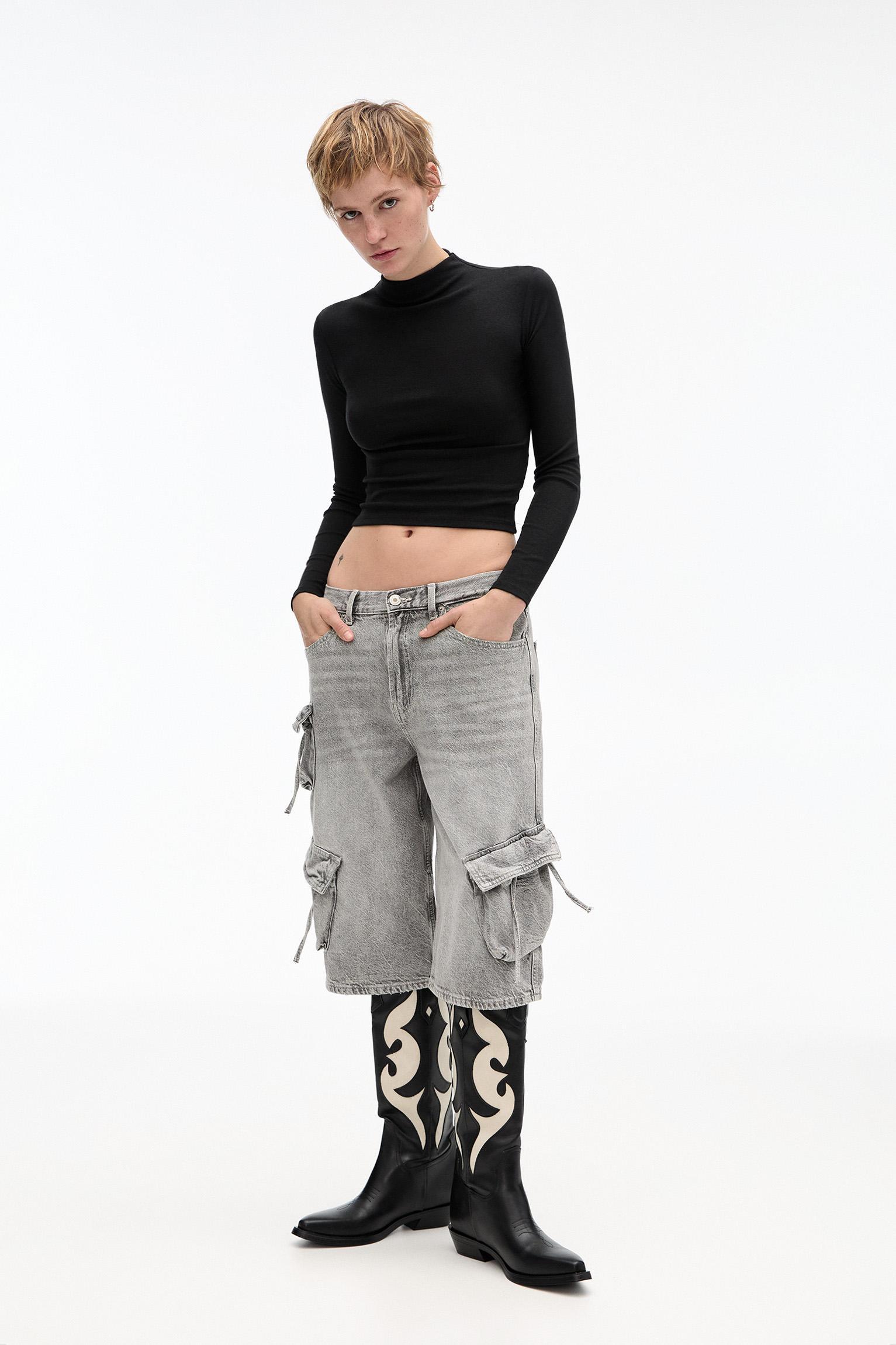 High neck T-shirt Product Image