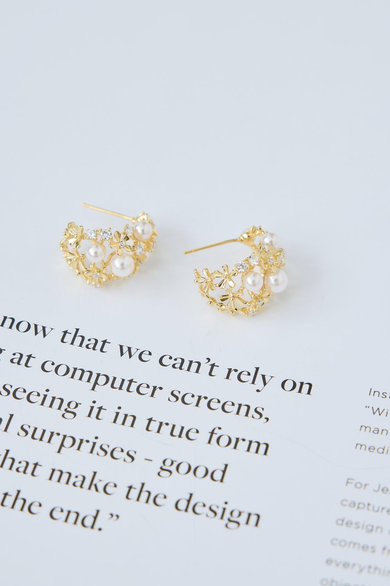 Looks Like Love Earrings Gold Product Image