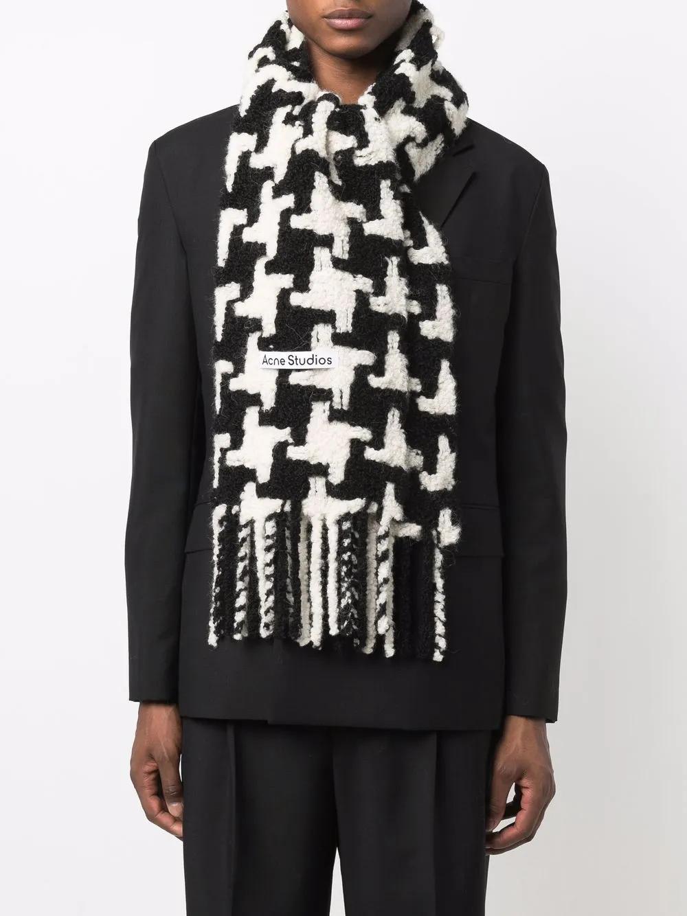 houndstooth-pattern knitted scarf Product Image
