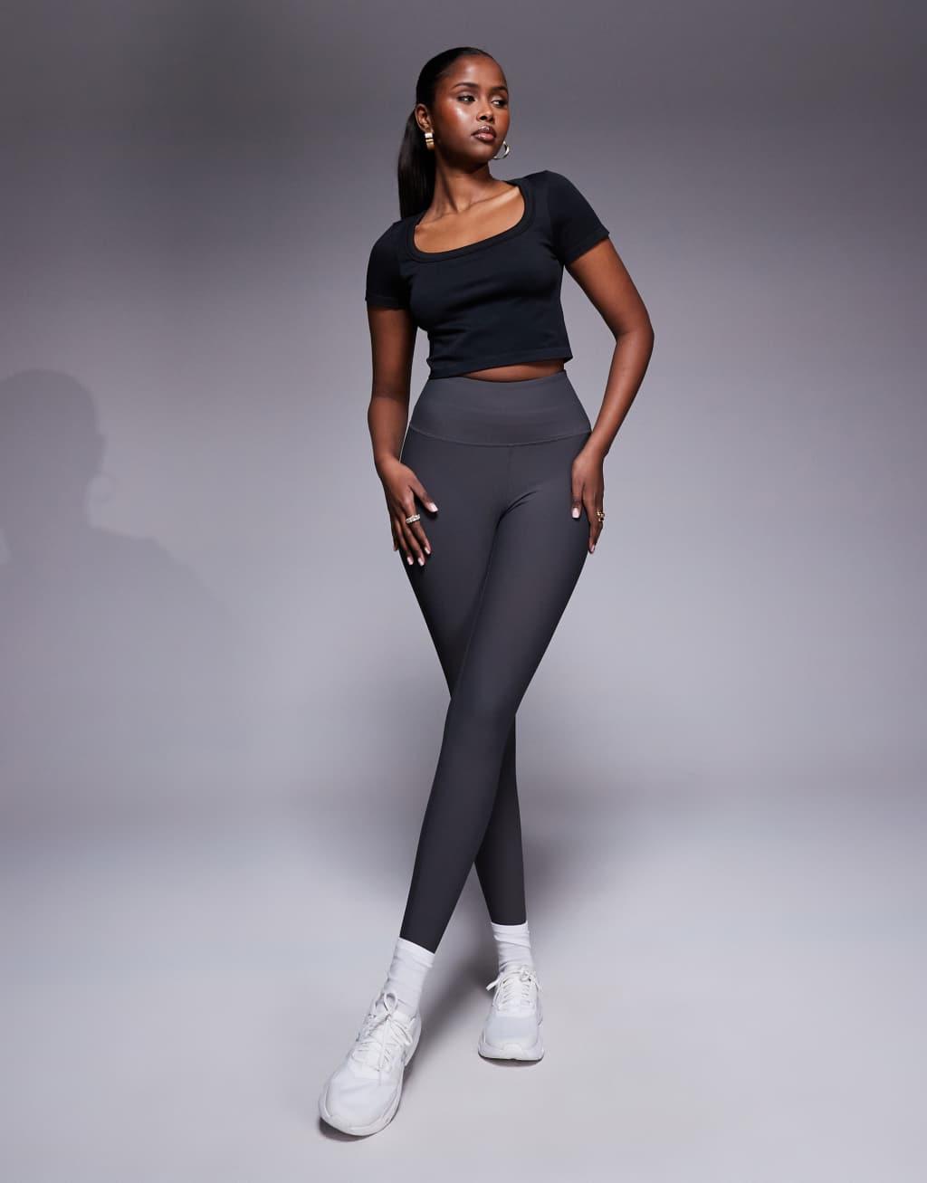 4505 seamless active short sleeve T-shirt in black  Product Image