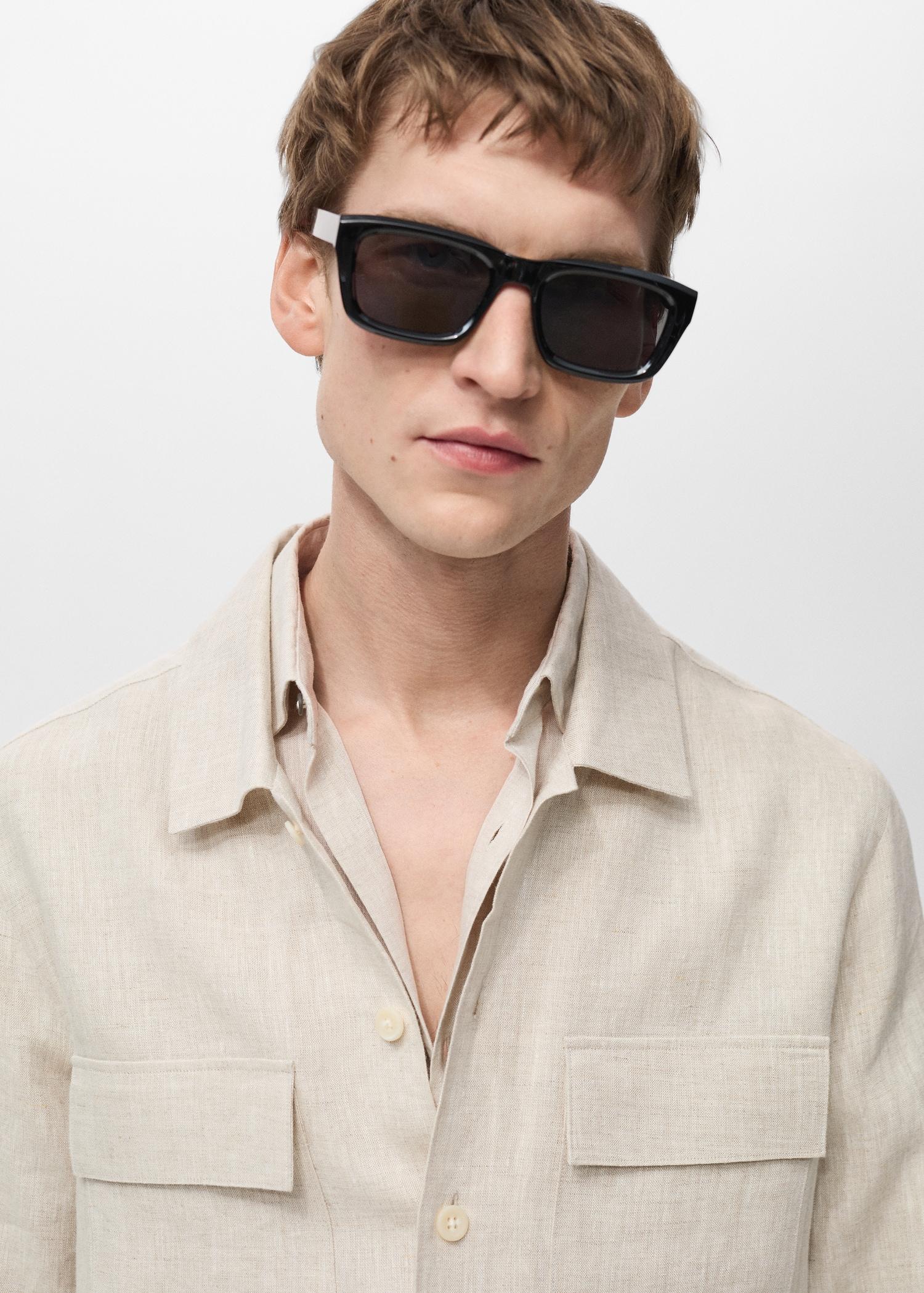 Slim-fit 100% linen bermuda shorts - Men | MANGO USA Product Image