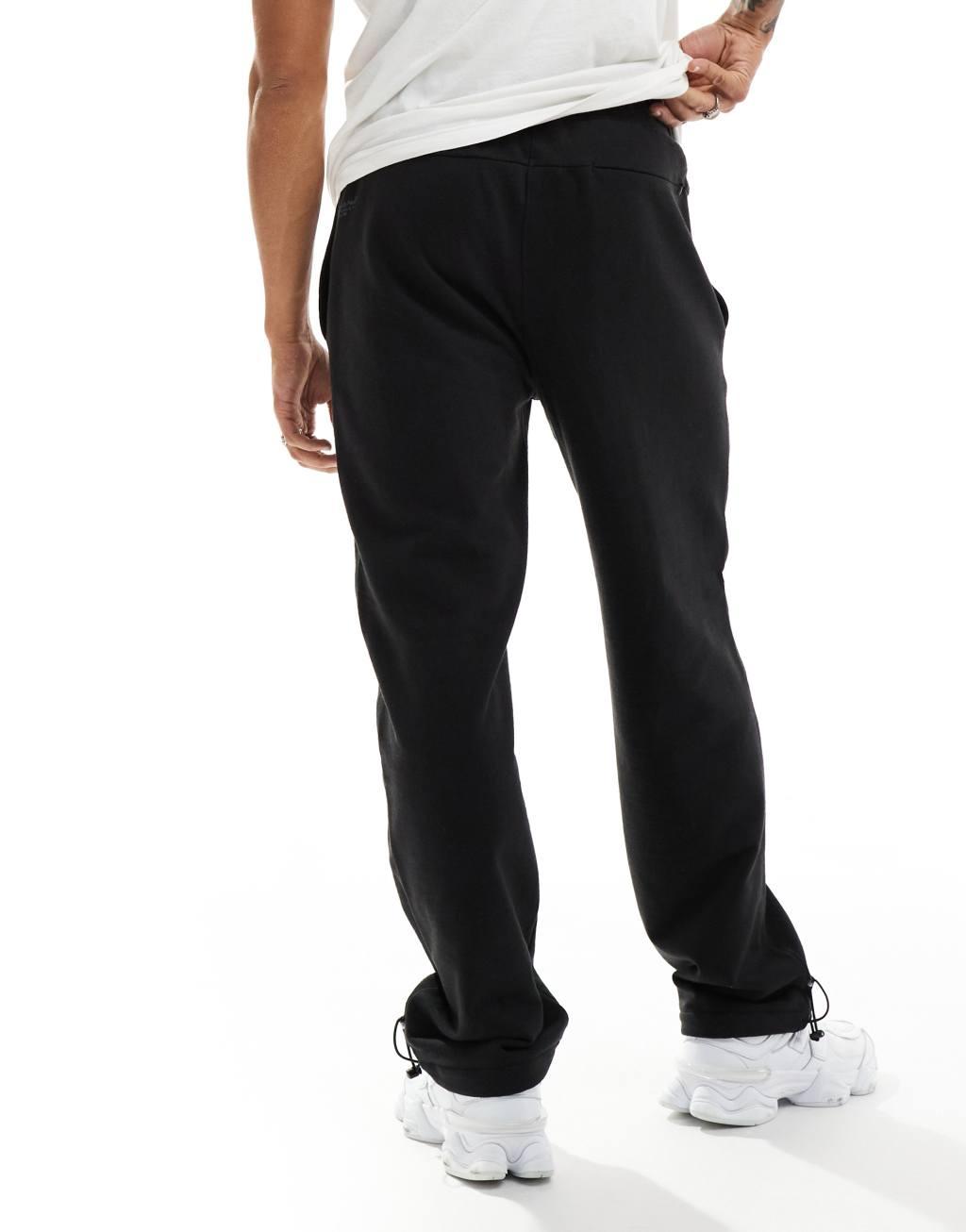 The North Face Axys cuffed sweatpants in black Product Image