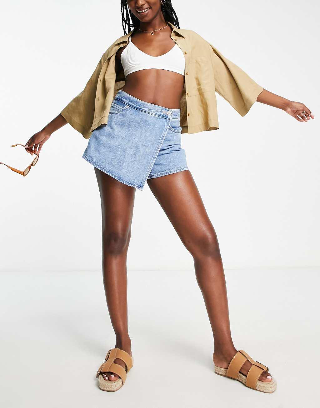 Levi's denim skort in light wash Product Image