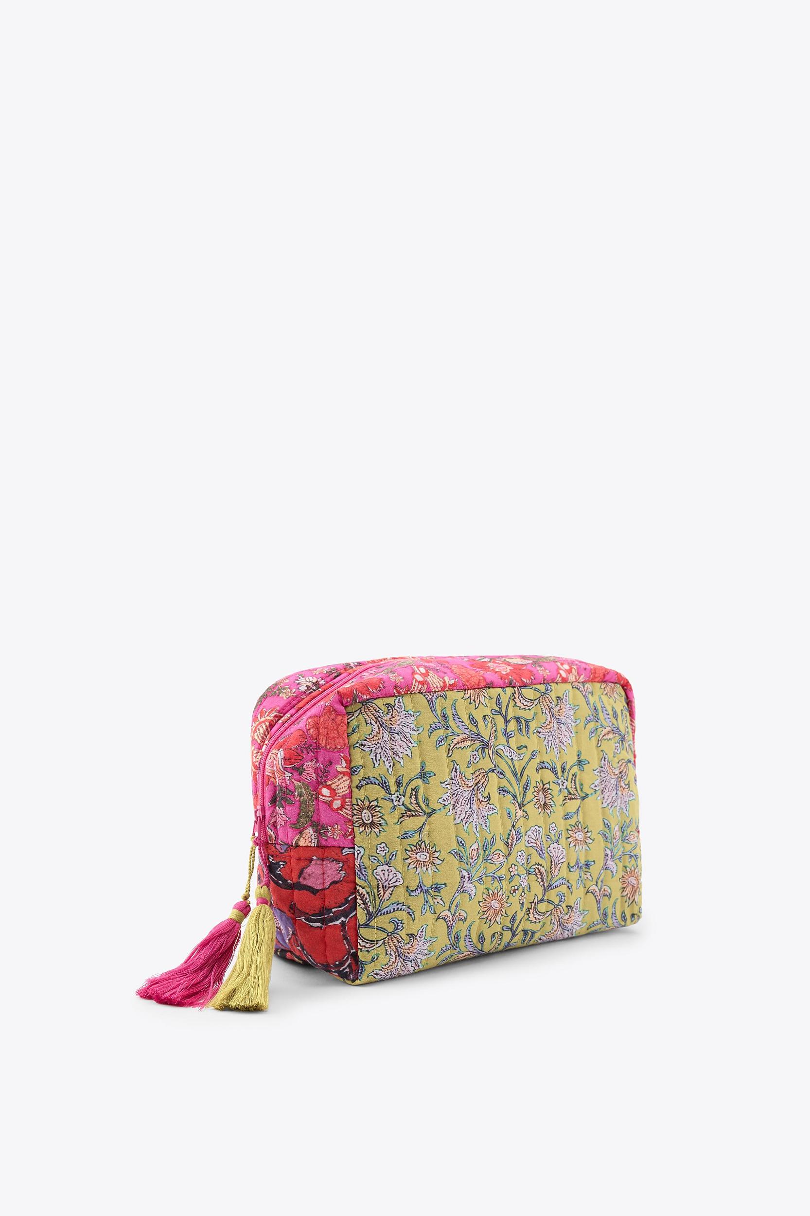 FLORAL PRINT QUILTED TOILETRY BAG Product Image