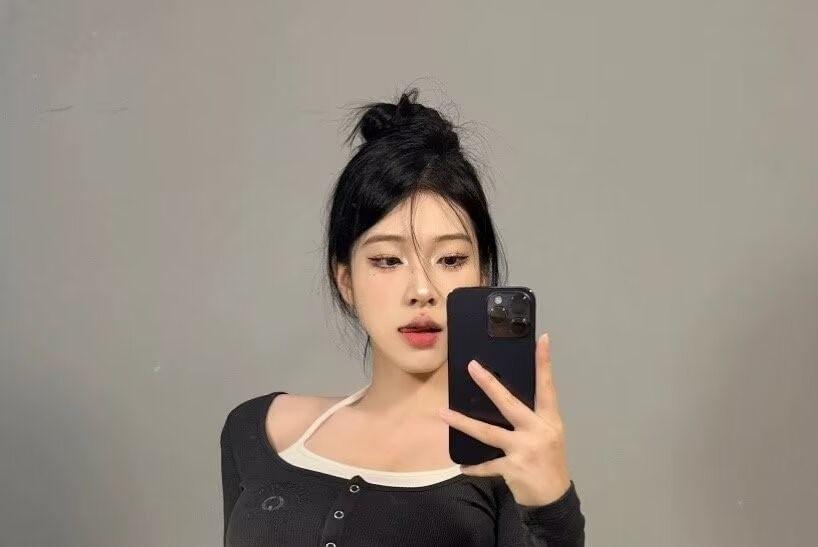 Low Rise Washed Denim Shorts Product Image