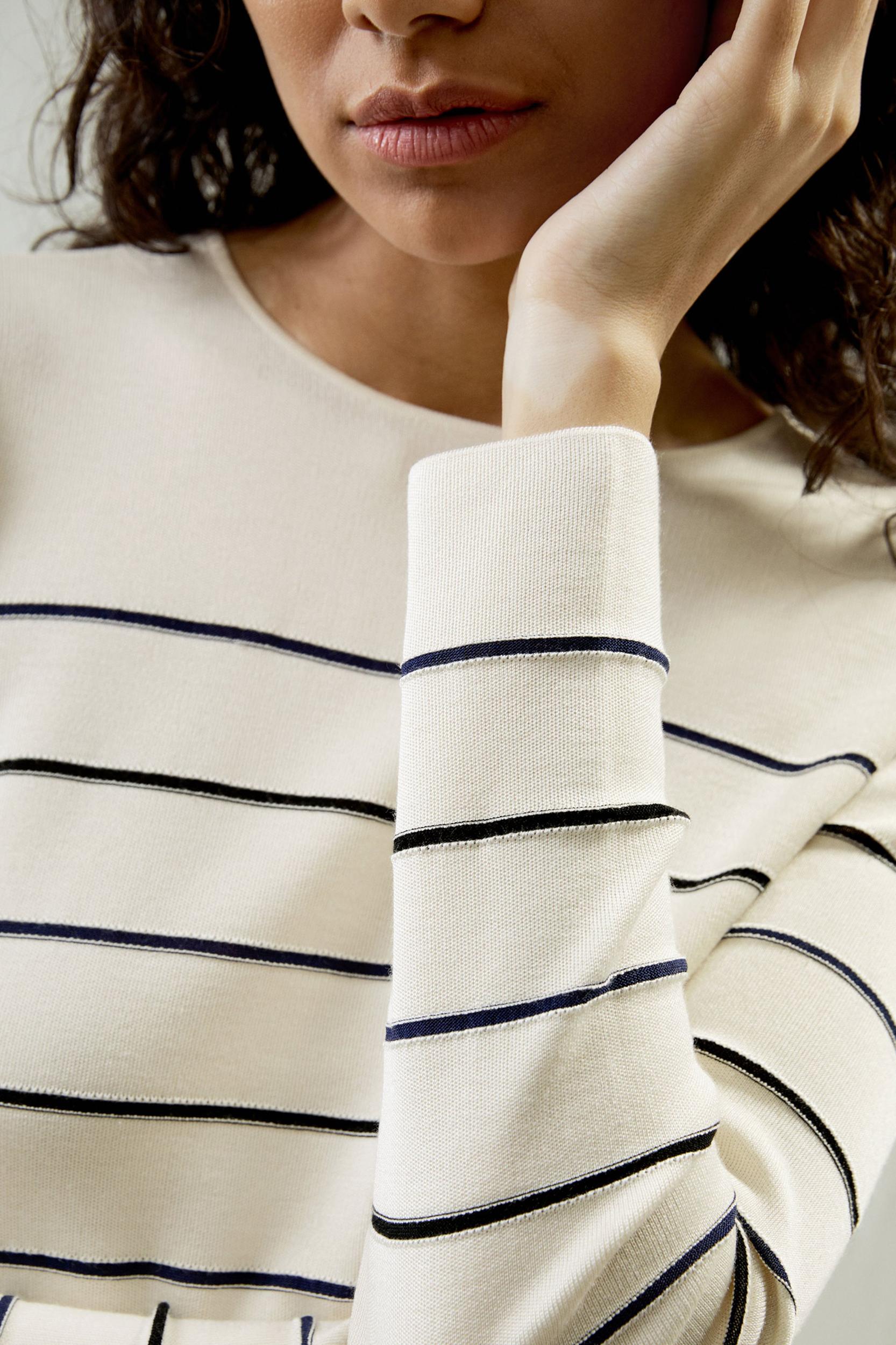 Cropped Silk-knitted Long Sleeve Tee Product Image