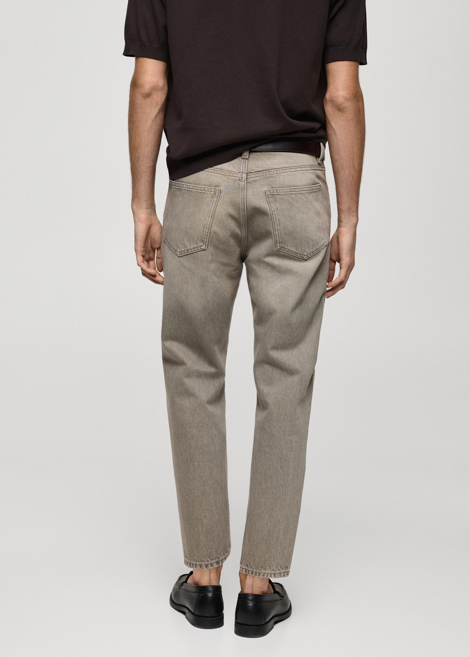 Cropped carrot-fit jeans - Men | MANGO USA Product Image