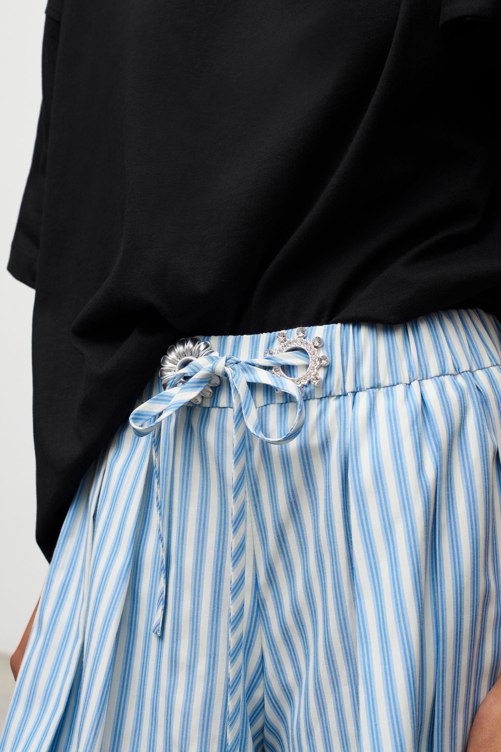 Crystal Grommet Poplin Pleated Short Product Image