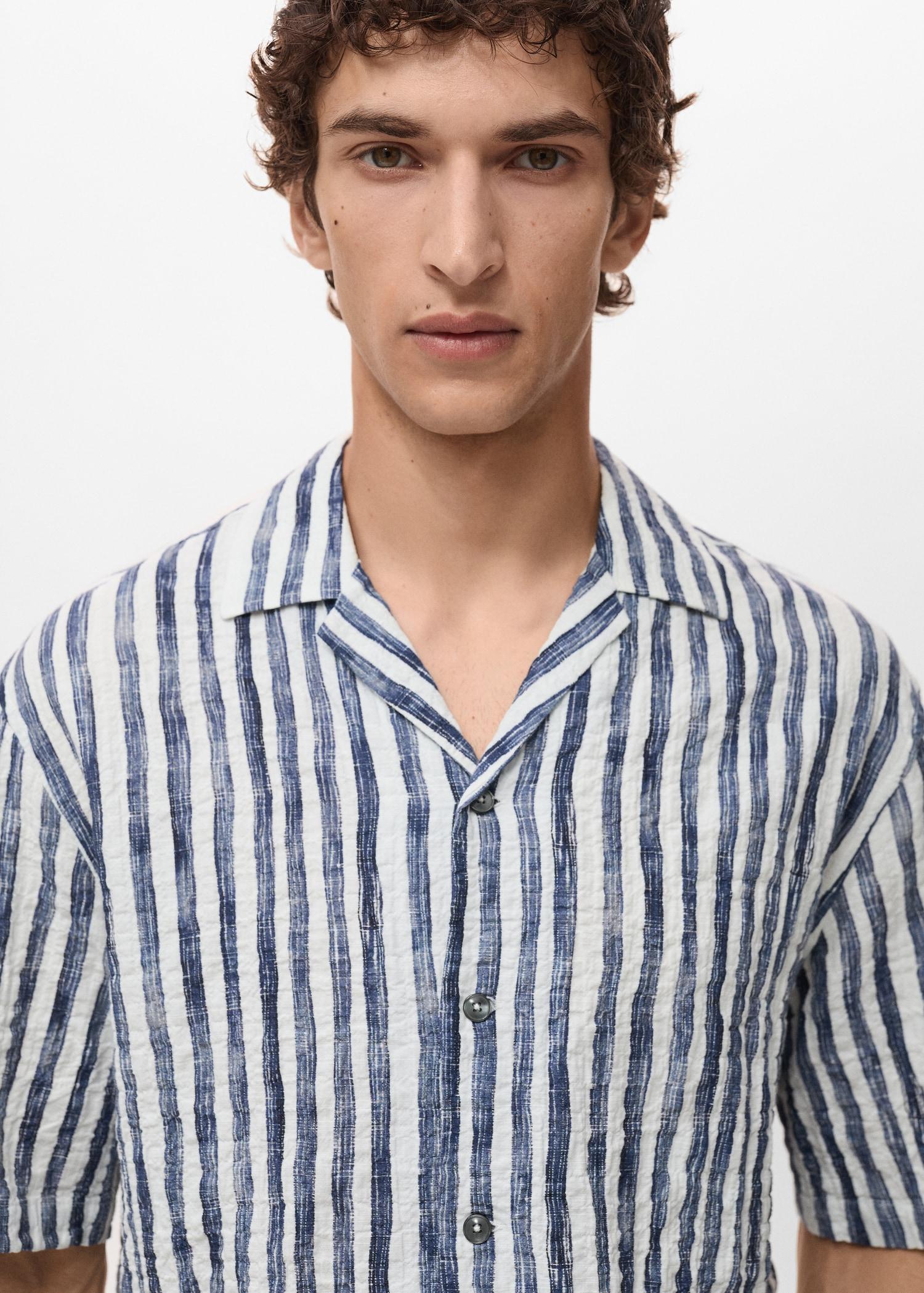 Short-sleeved striped cotton shirt - Men | MANGO USA Product Image