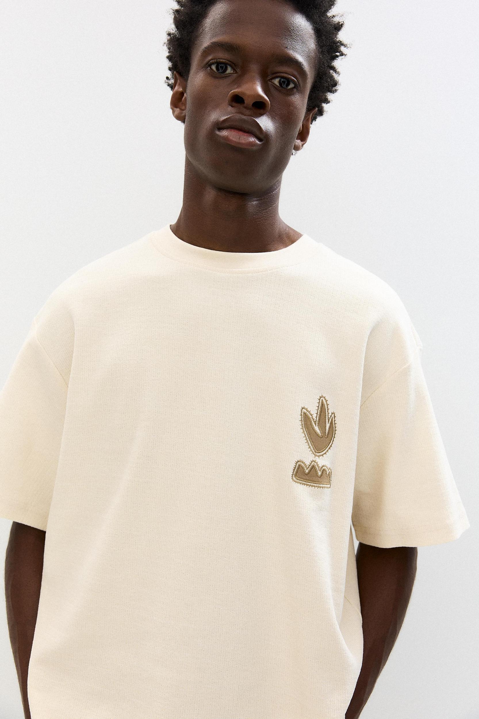 T-shirt with embroidered plants Product Image