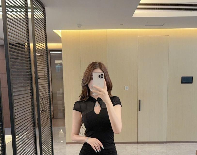Cap-Sleeve Keyhole Slit Midi Bodycon Dress Product Image