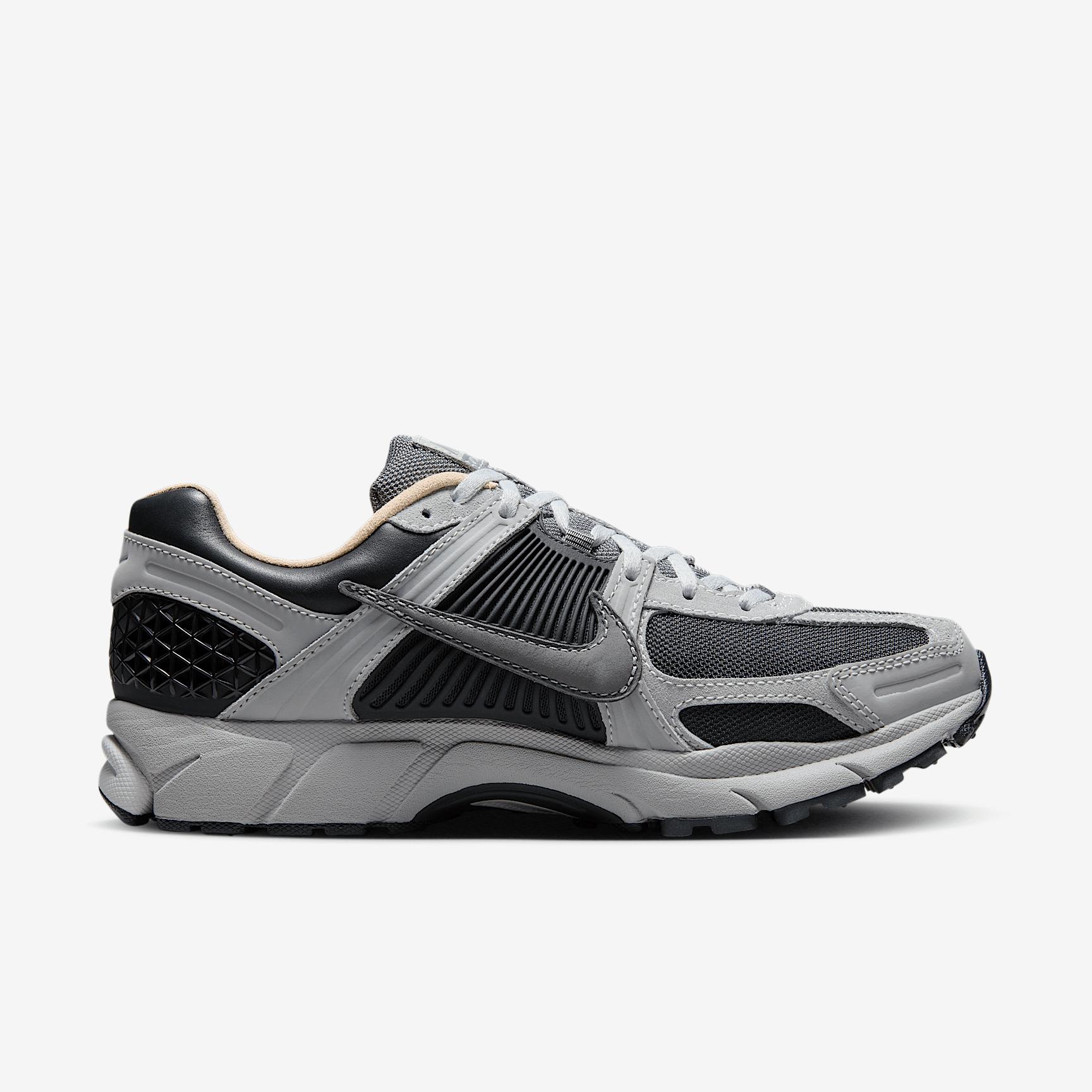 Nike Mens Zoom Vomero Shoes | IM2219-121 Product Image