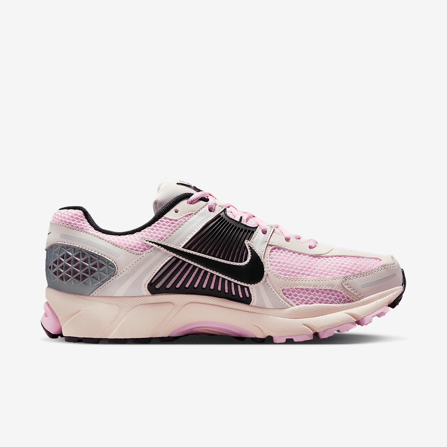 Nike Men's Zoom Vomero 5 Shoes Product Image