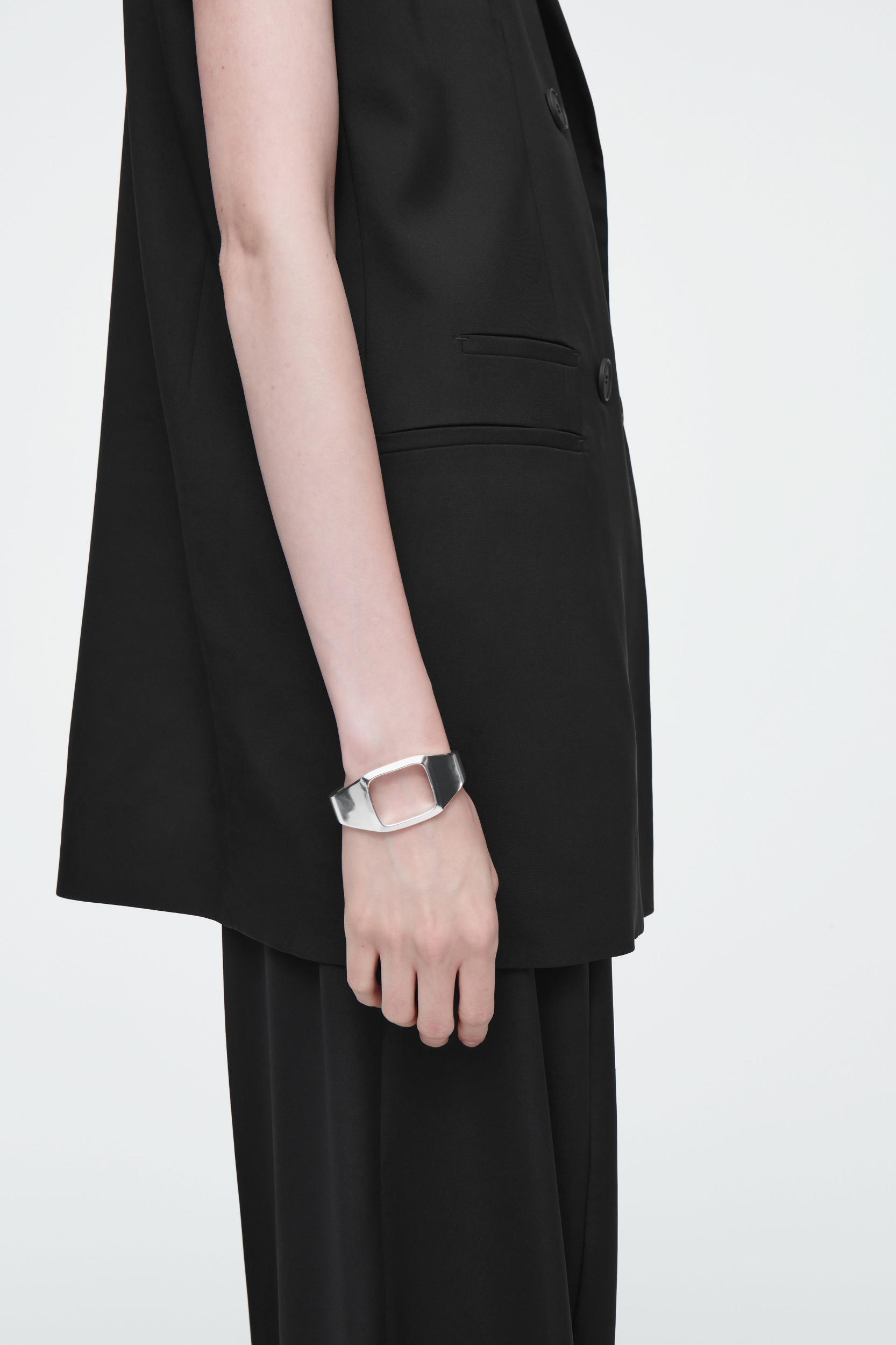 THE SCULPTED CUFF Product Image