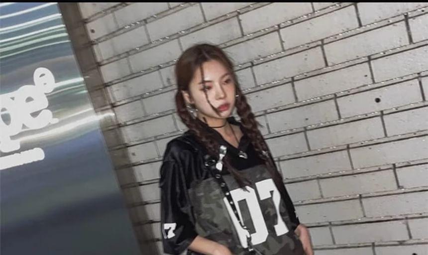 Short-Sleeve V-Neck Camo Print Numbering T-Shirt Product Image