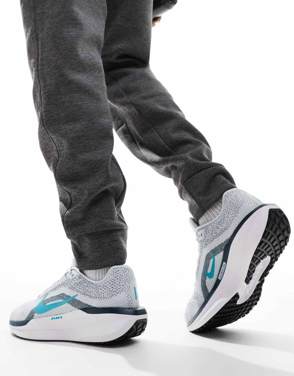 Nike Running Winflo 11 sneakers in white and blue Product Image