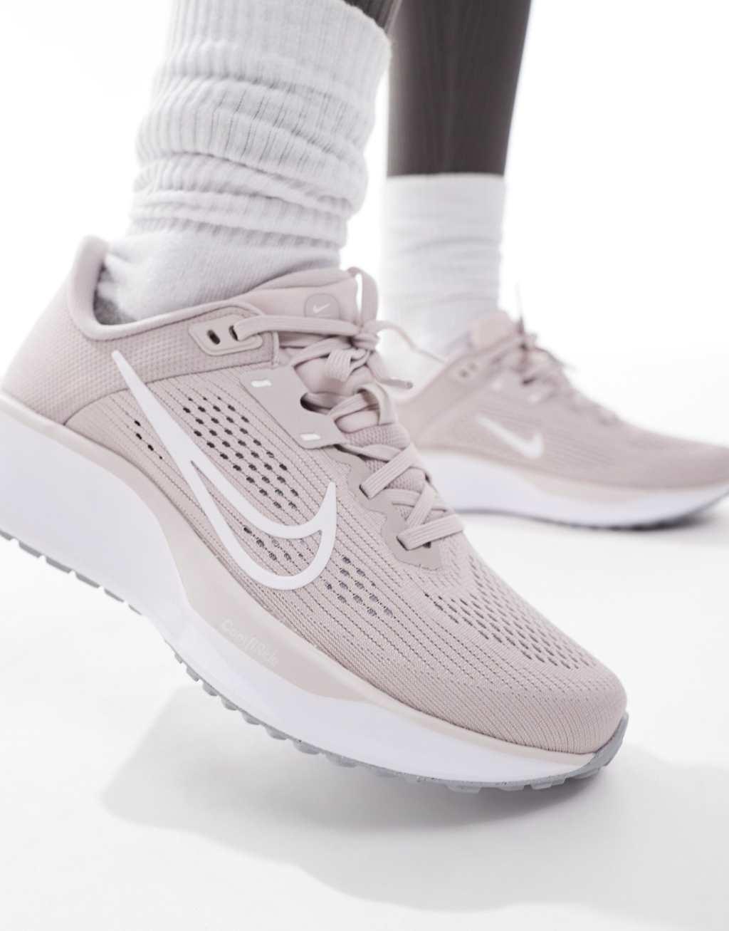 Nike Running Quest 6 sneakers in light pink and white Product Image