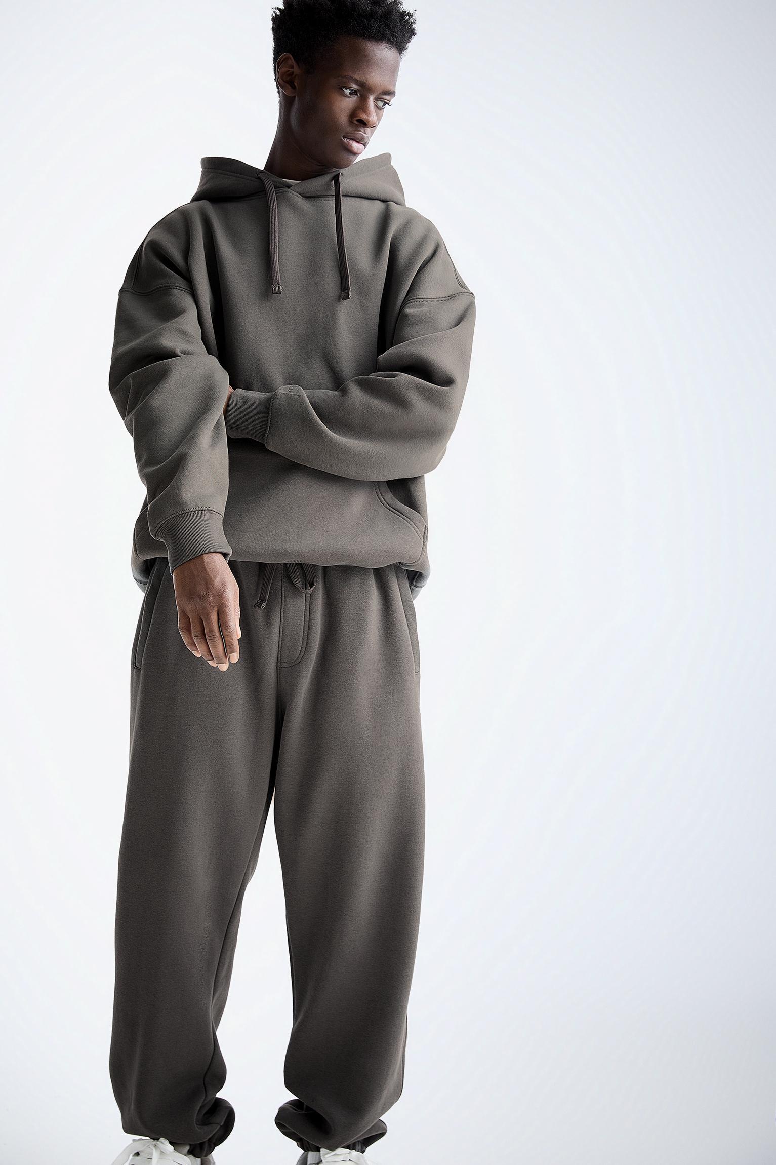 Hoodie and tracksuit sweatpants pack Product Image