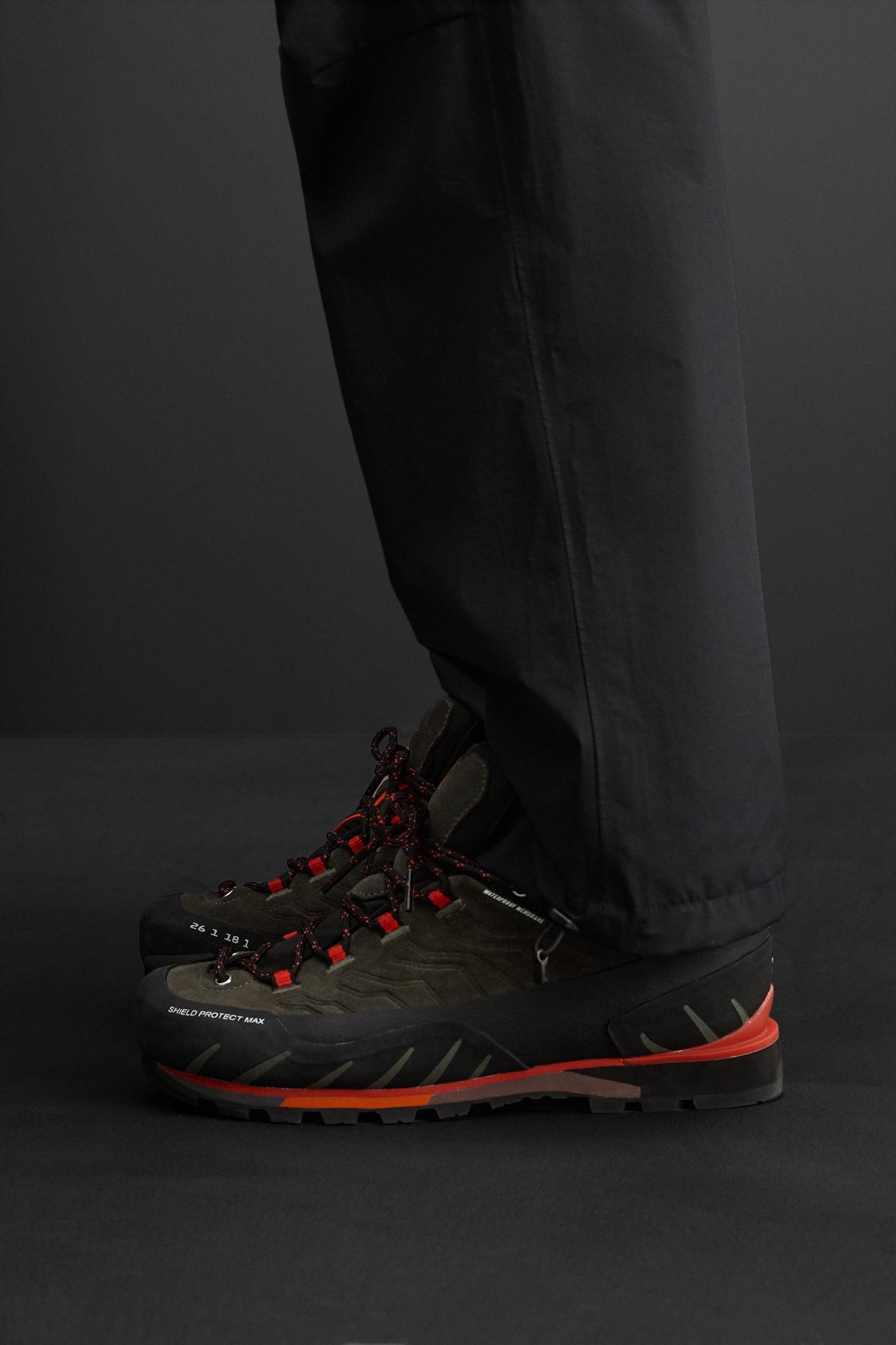 HIKING SHOES Product Image