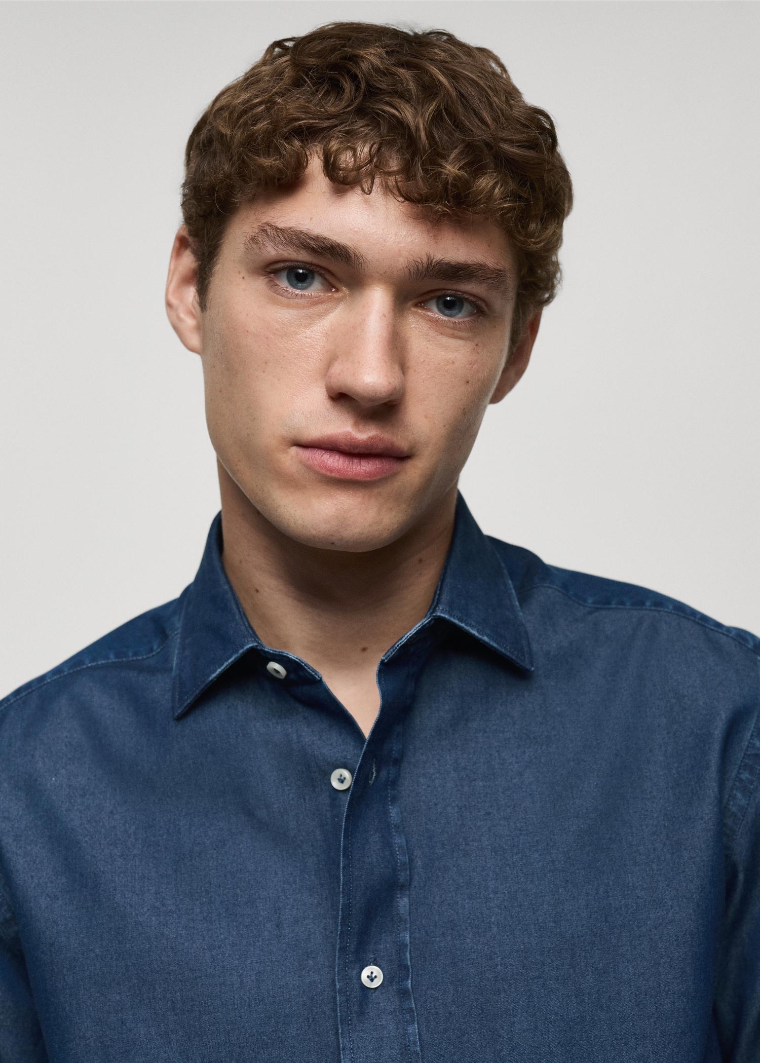 Slim fit cotton chambray shirt - Men | MANGO USA Product Image