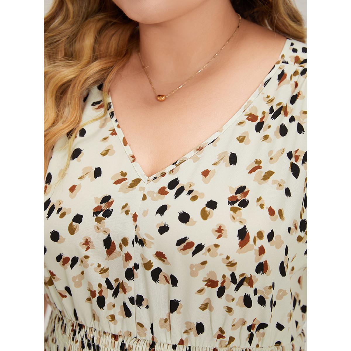 Plus Size Allover Print Shirred Pocket V Neck Dress Apricot Women Office Printed V-neck Short sleeve Curvy Knee Dress BloomChic 14-16/1X Product Image
