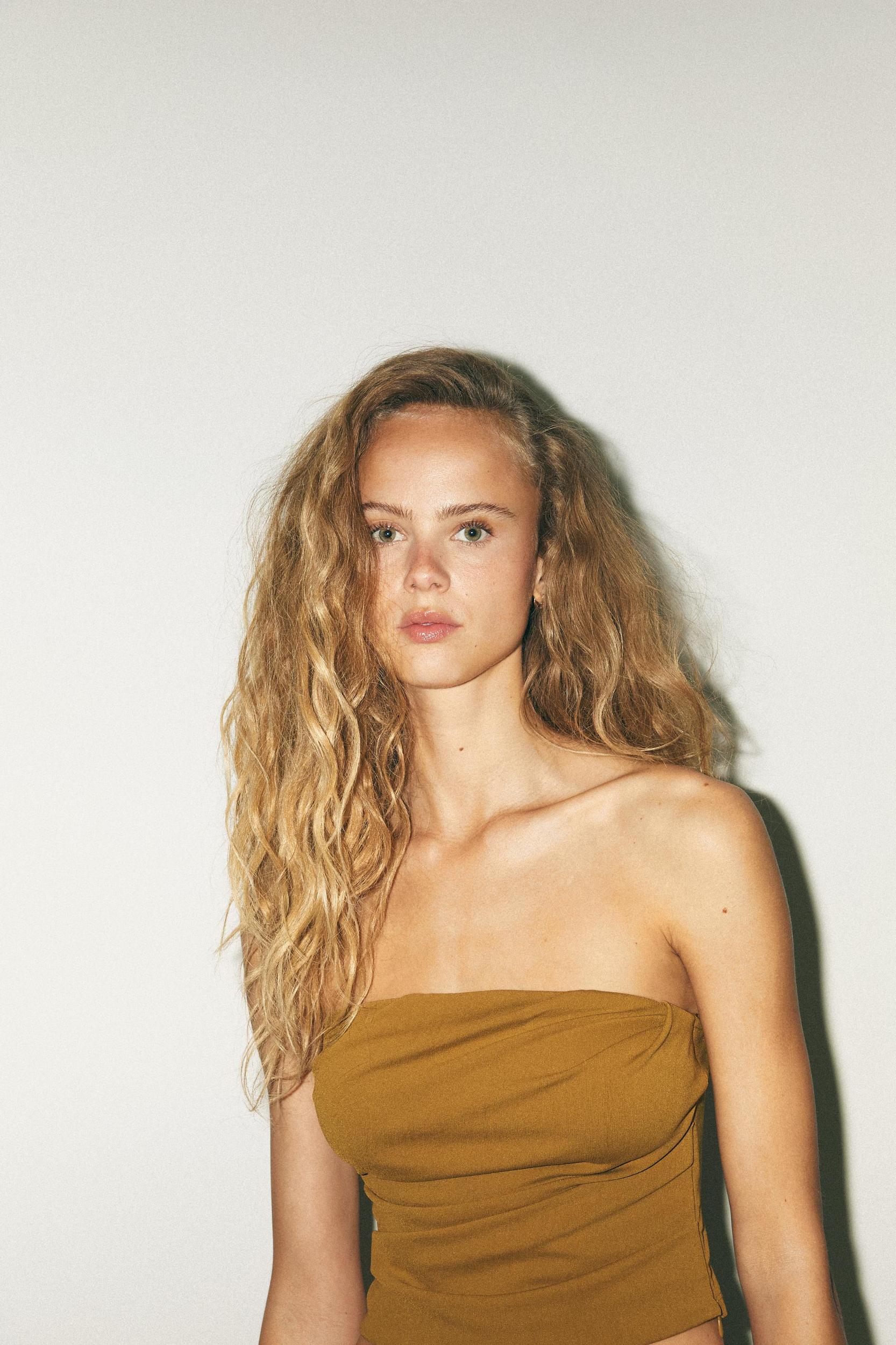 STRAPLESS CROP TOP Product Image