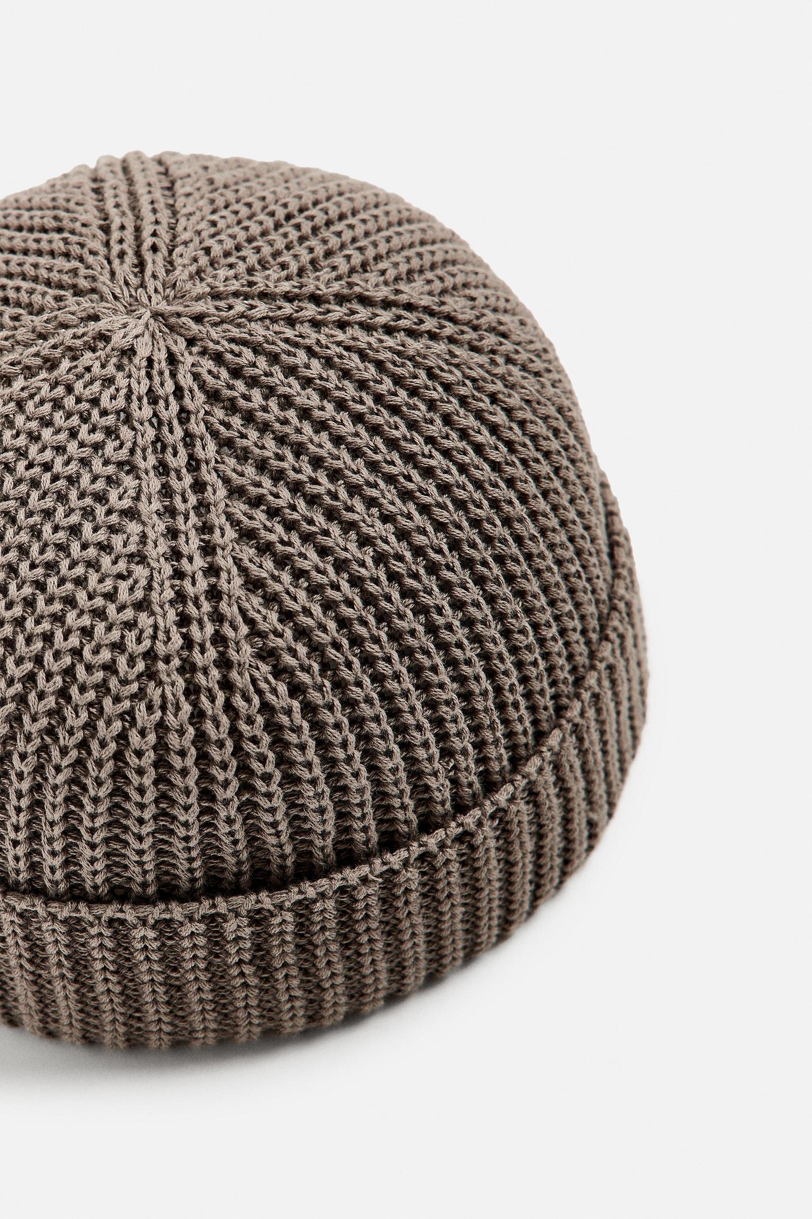 SHORT KNIT HAT Product Image