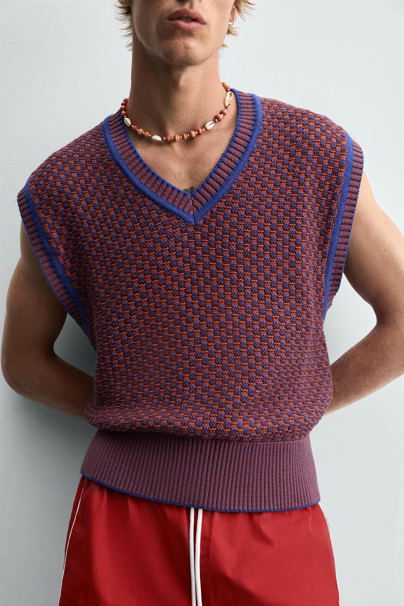CONTRAST KNIT VEST Product Image