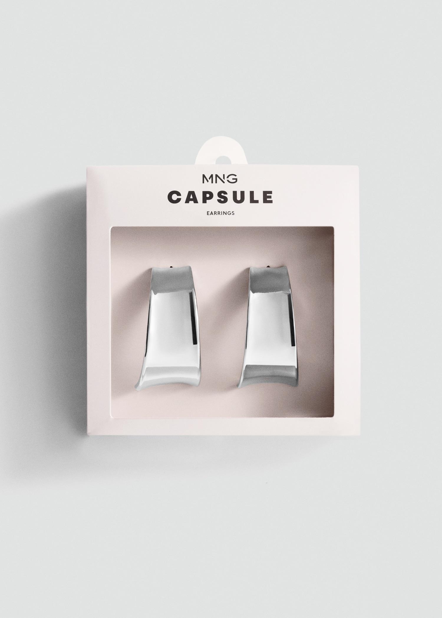 Wavy maxi relief earrings - Women | MANGO USA Product Image