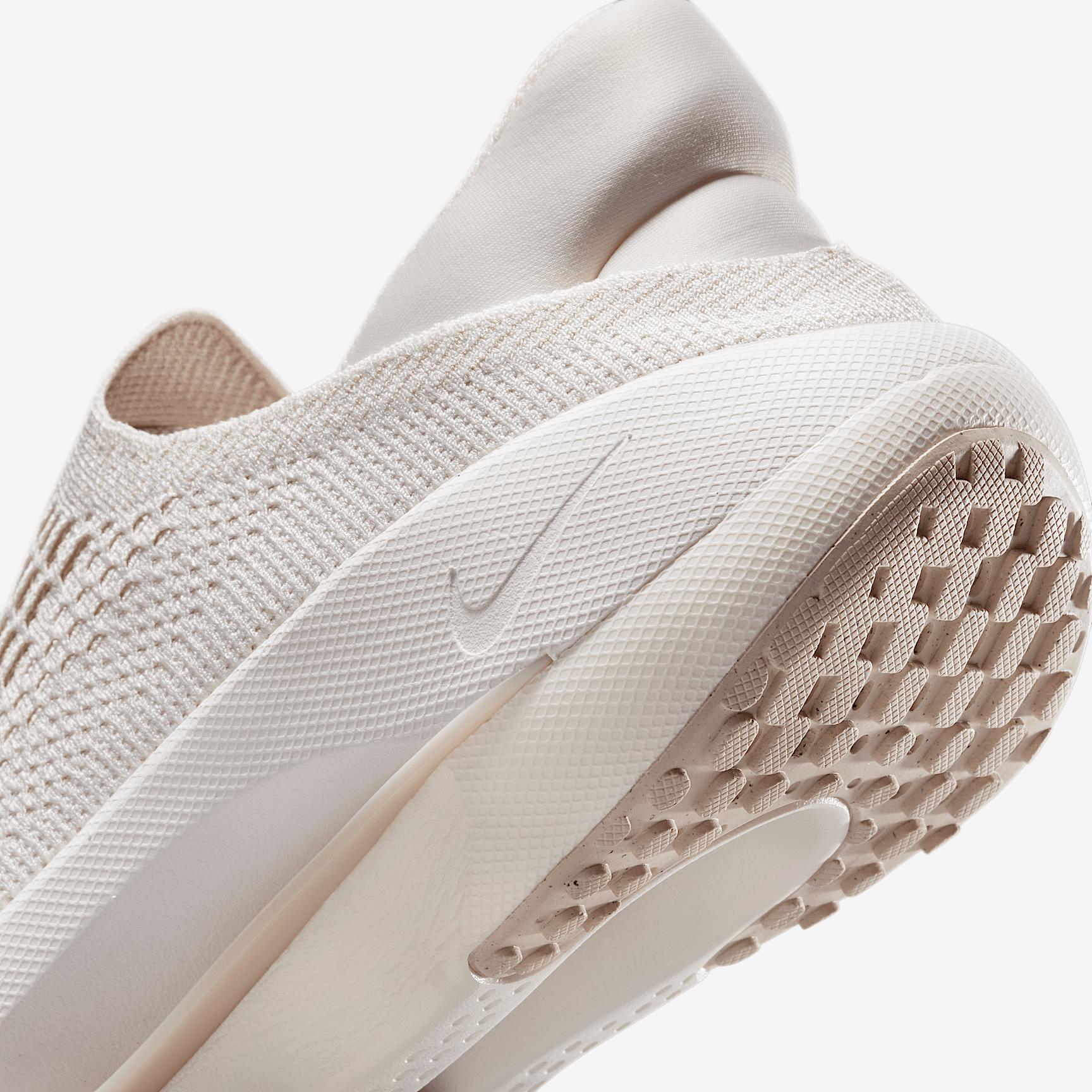 Nike Women's Reina EasyOn Shoes Product Image