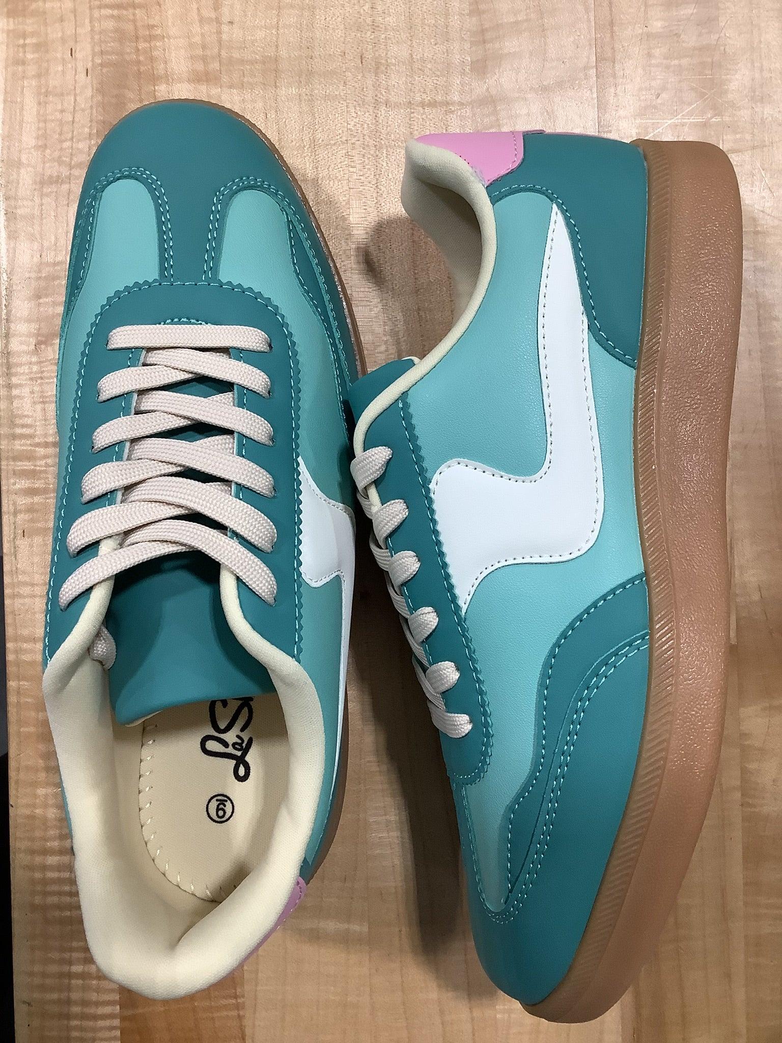 Wavy Design Low Top Sneakers Product Image