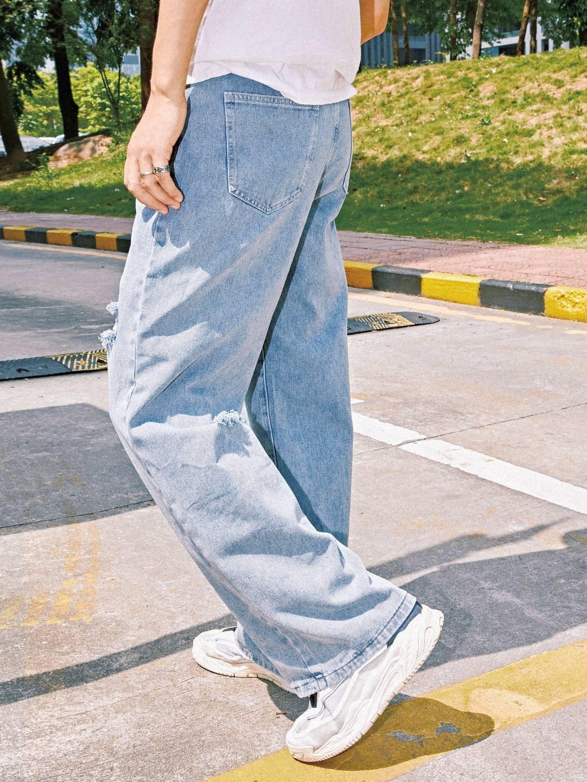 Men's Light Washed Ripped Jeans Product Image