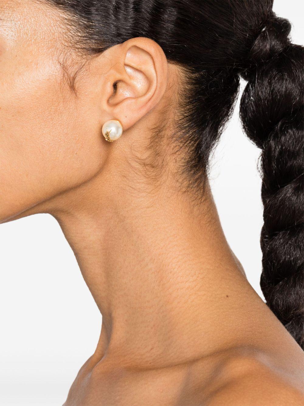 logo-plaque pearl stud earrings Product Image