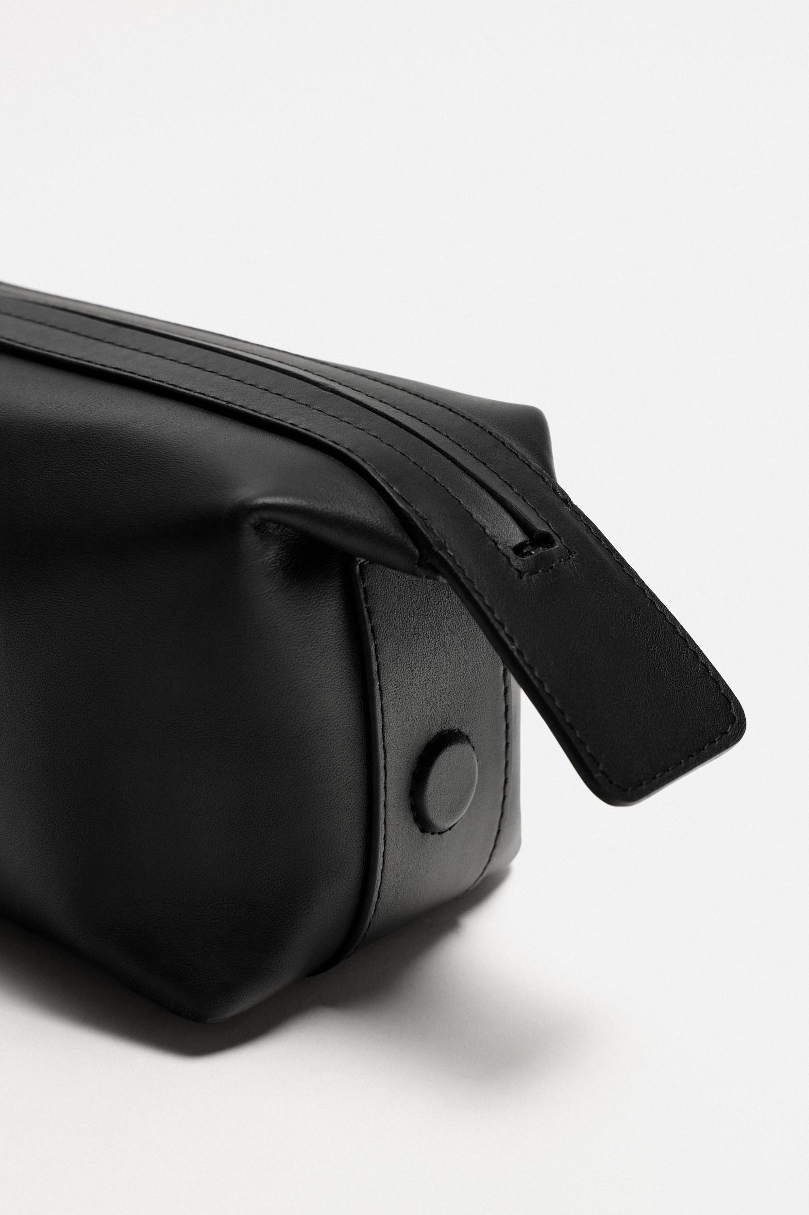 LEATHER TOILETRY BAG Product Image