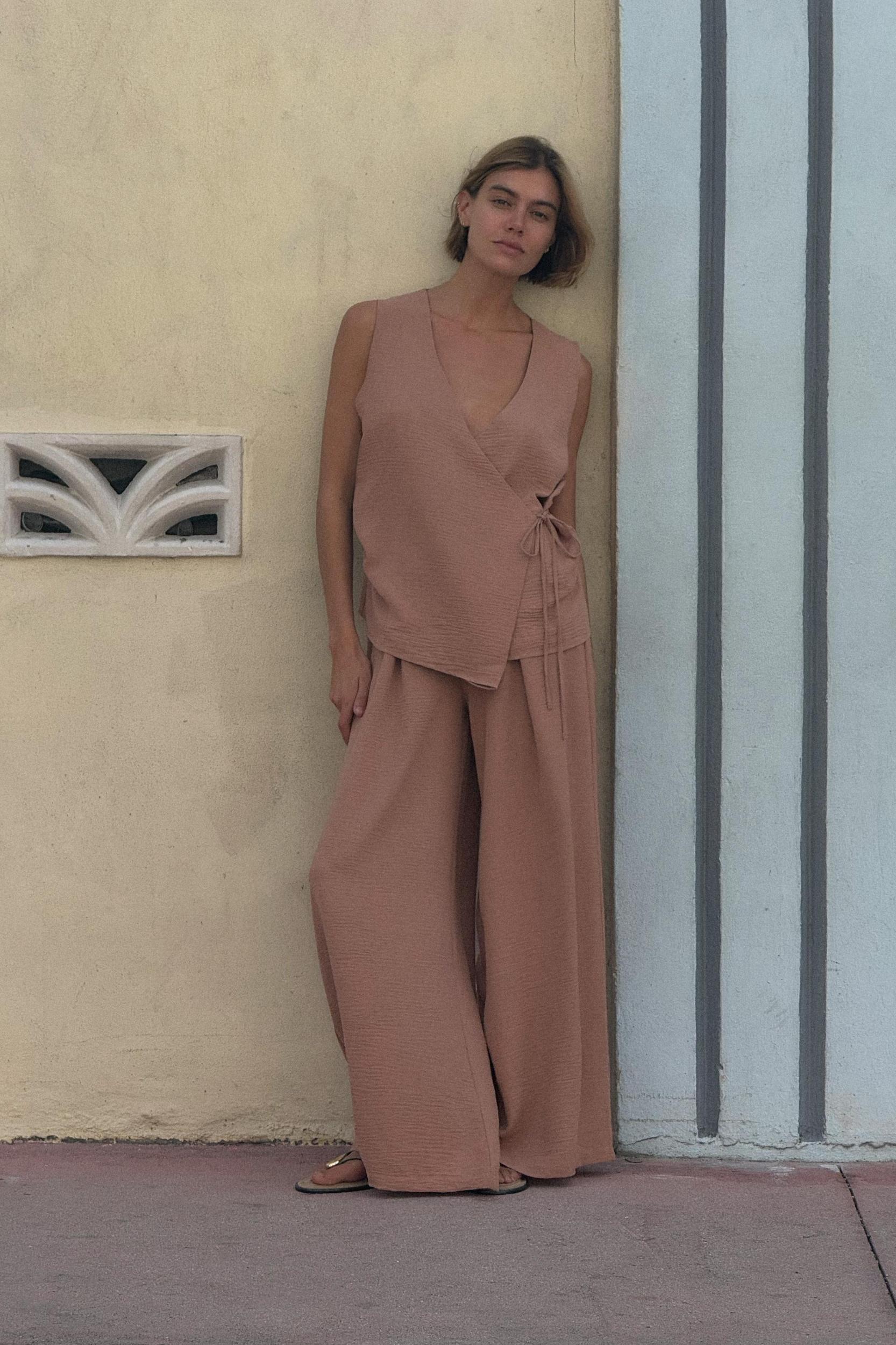 FLOWY PLEATED PANTS Product Image