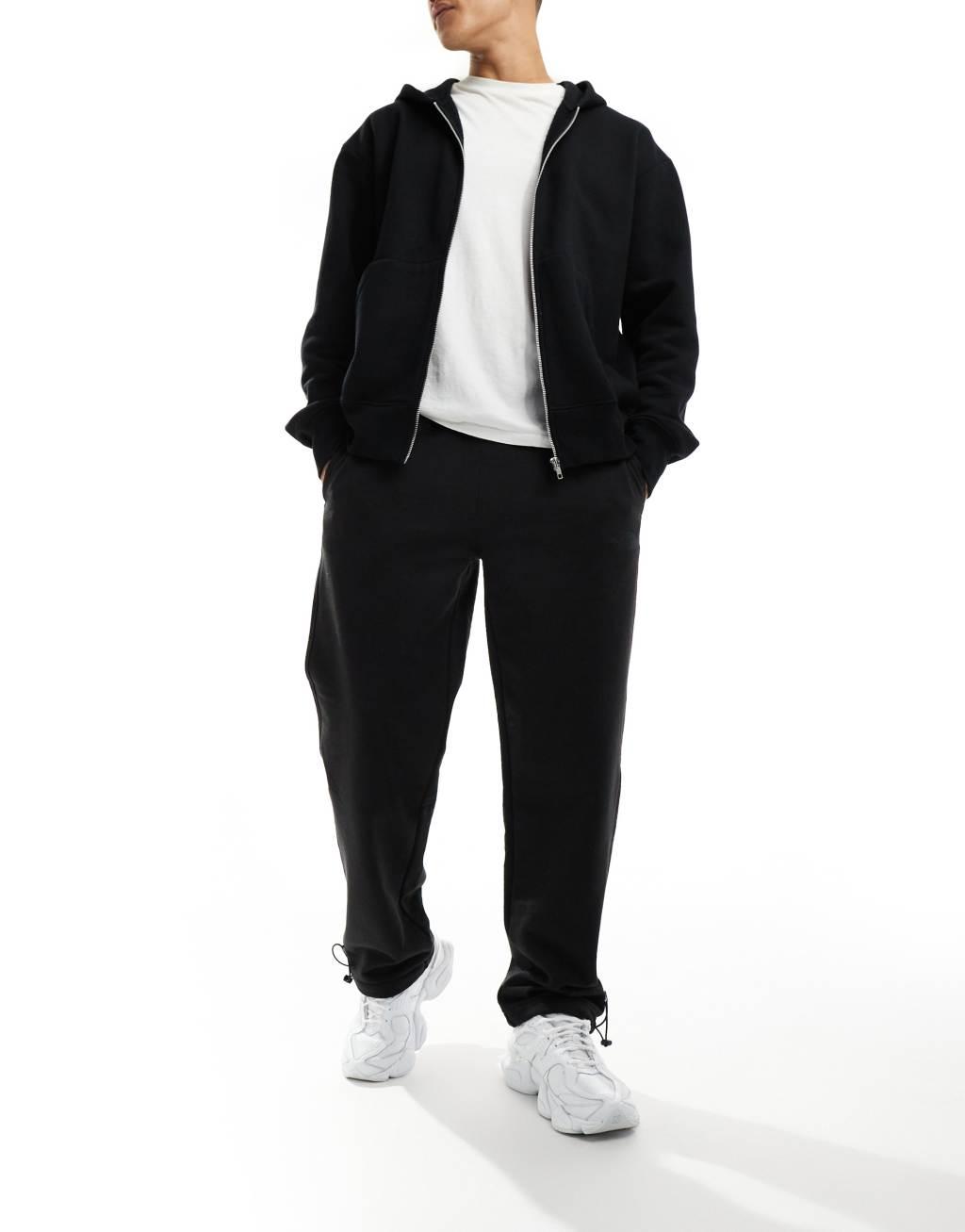 The North Face Axys cuffed sweatpants in black Product Image