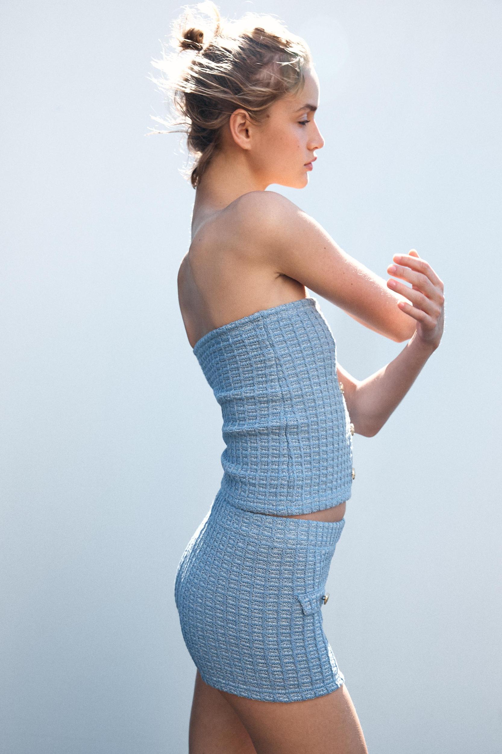 HIGH-WAISTED STRETCH SHORTS Product Image