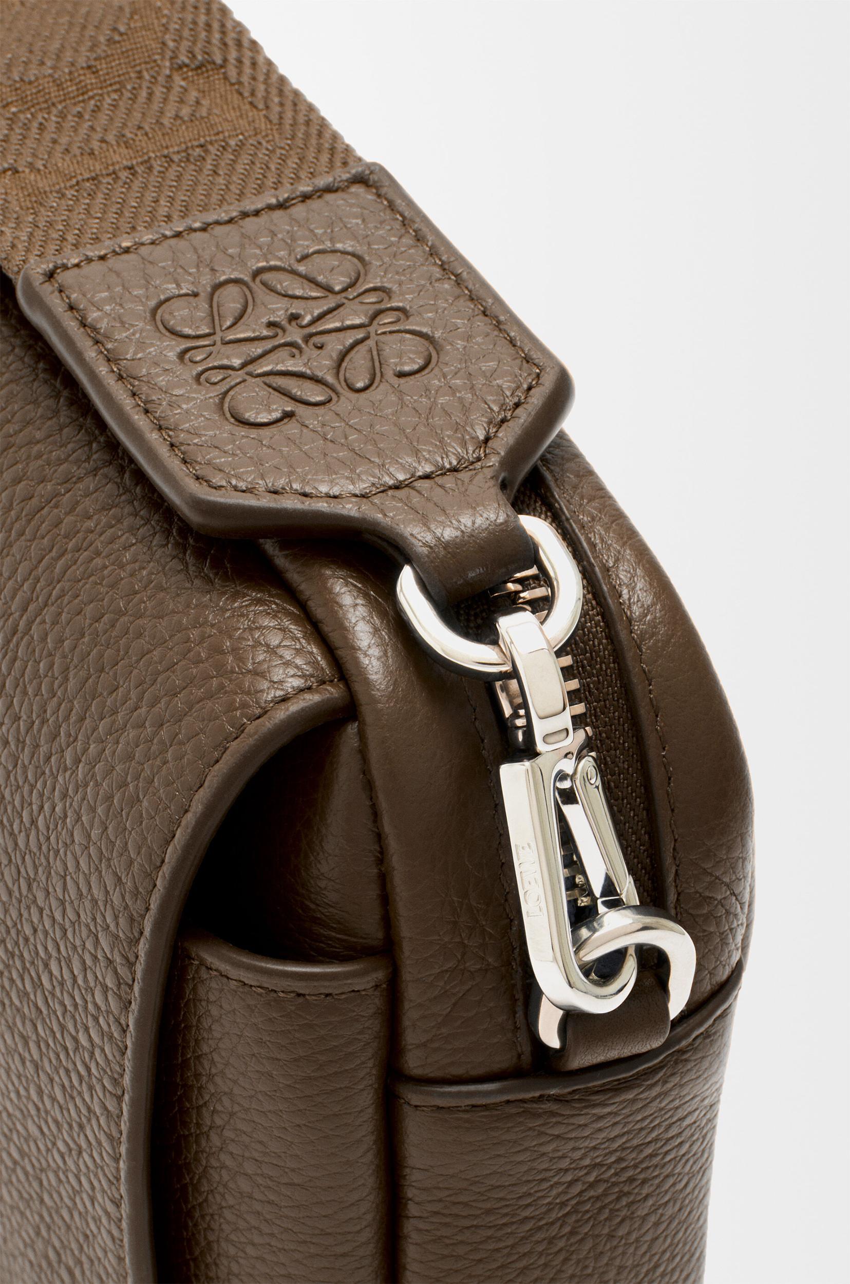 Small Pebble messenger bag in supple grained calfskin Product Image