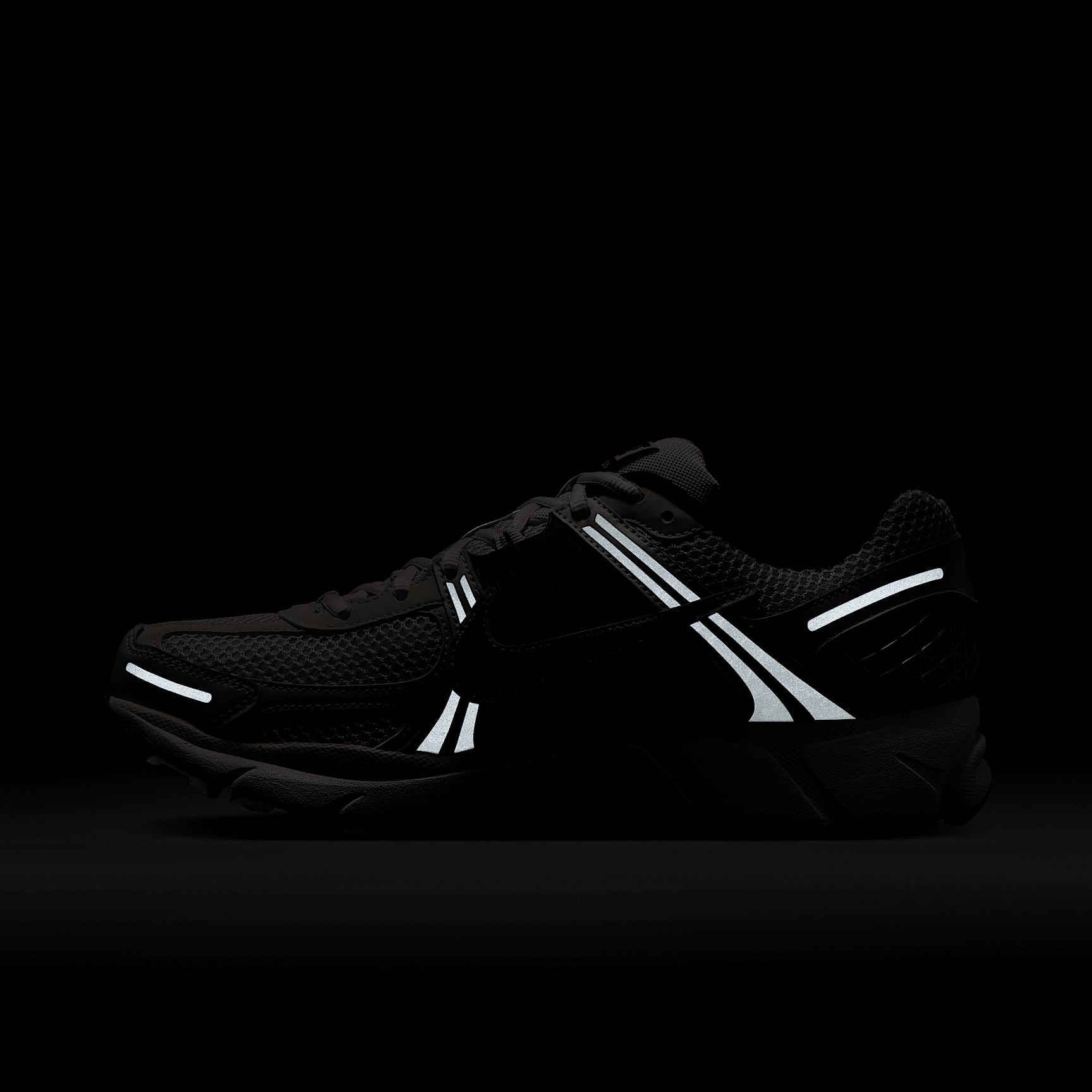 Nike Men's Zoom Vomero 5 Shoes Product Image