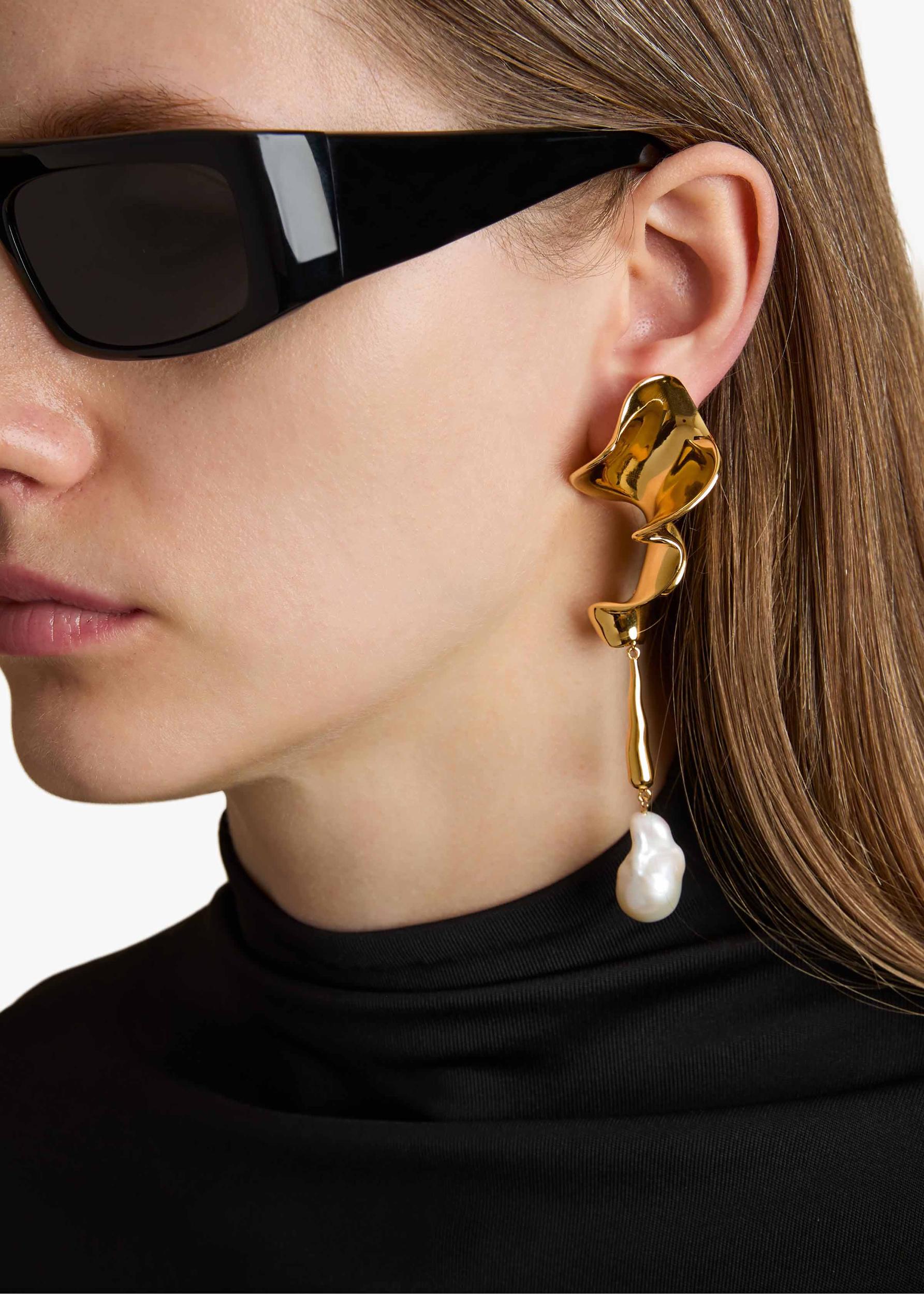Tidal Earrings with Pearl in Gold Product Image