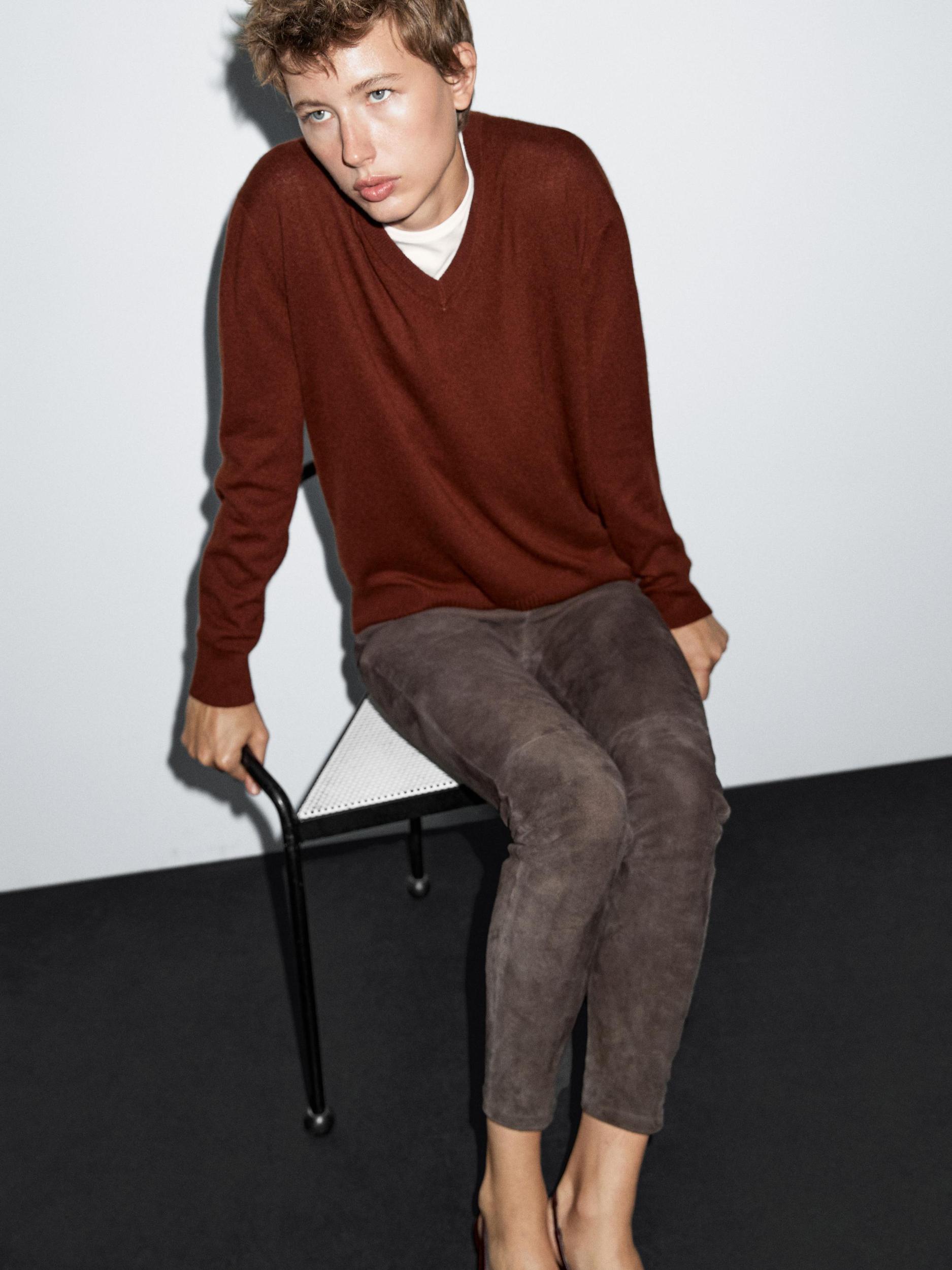 Knit 100% cashmere V-neck sweater Product Image