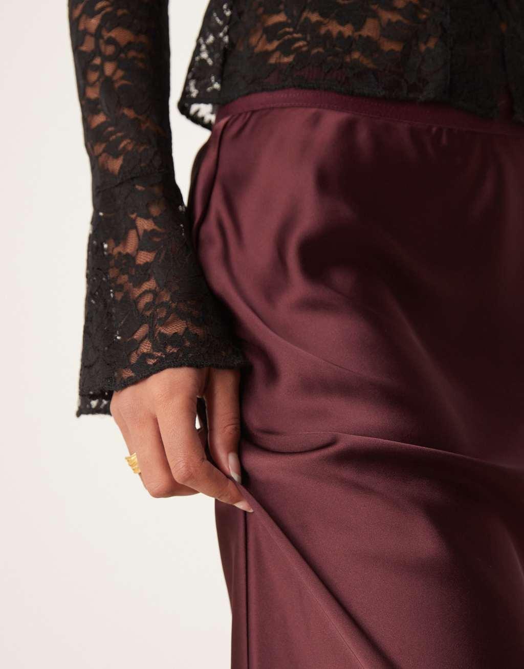 GINA TRICOT satin midi skirt in burgundy Product Image
